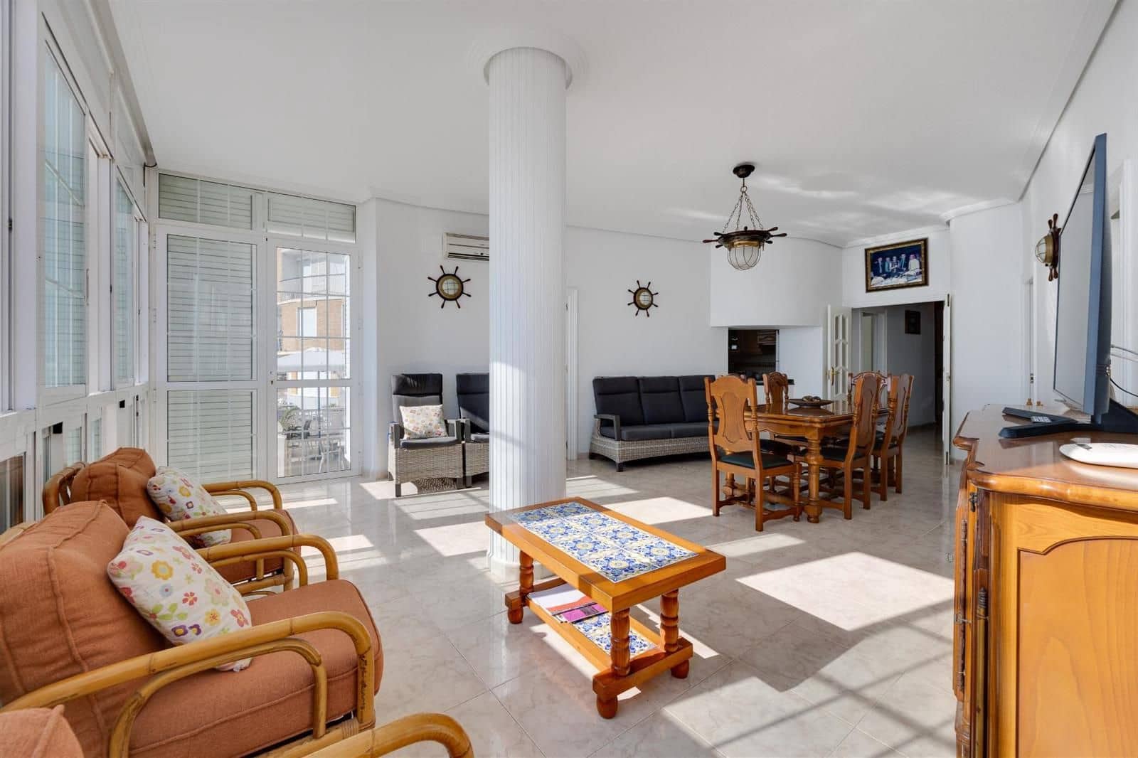 4 bedroom Flat for sale in Torrevieja with garage - € 389,500 (Ref: 9623145)