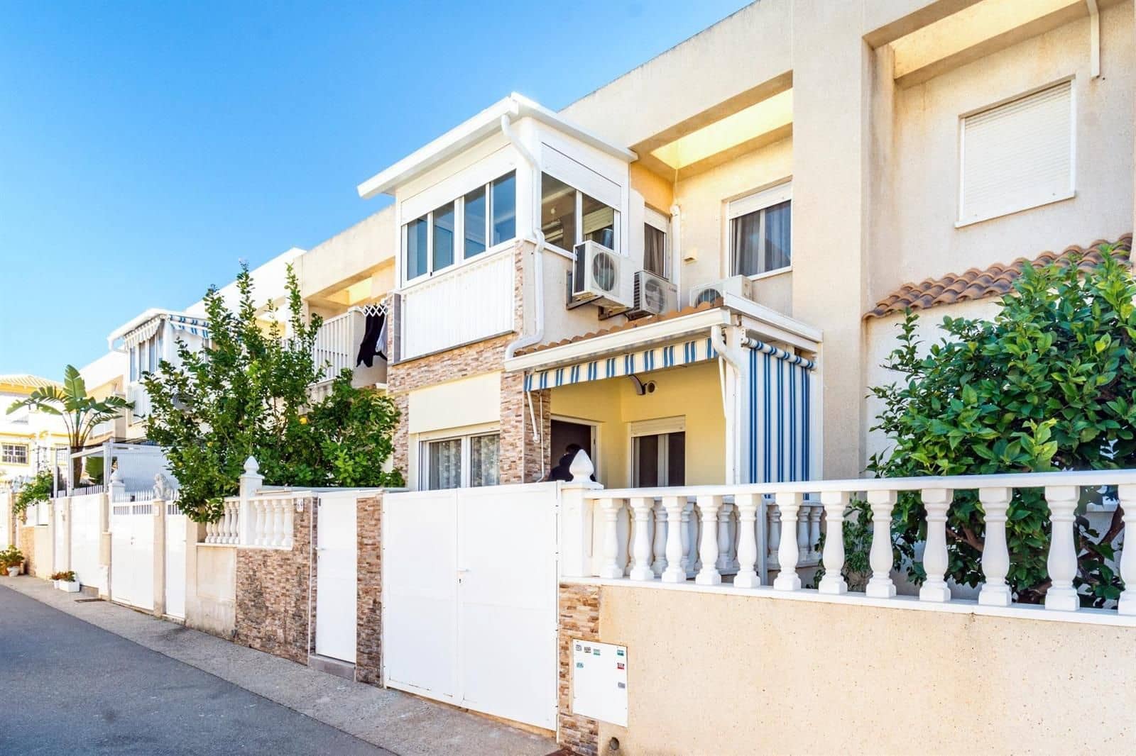 2 makuuhuone Omakotitalo myytävänä paikassa Torrevieja mukana uima-altaan - 190 000 € (Ref: 9628042)