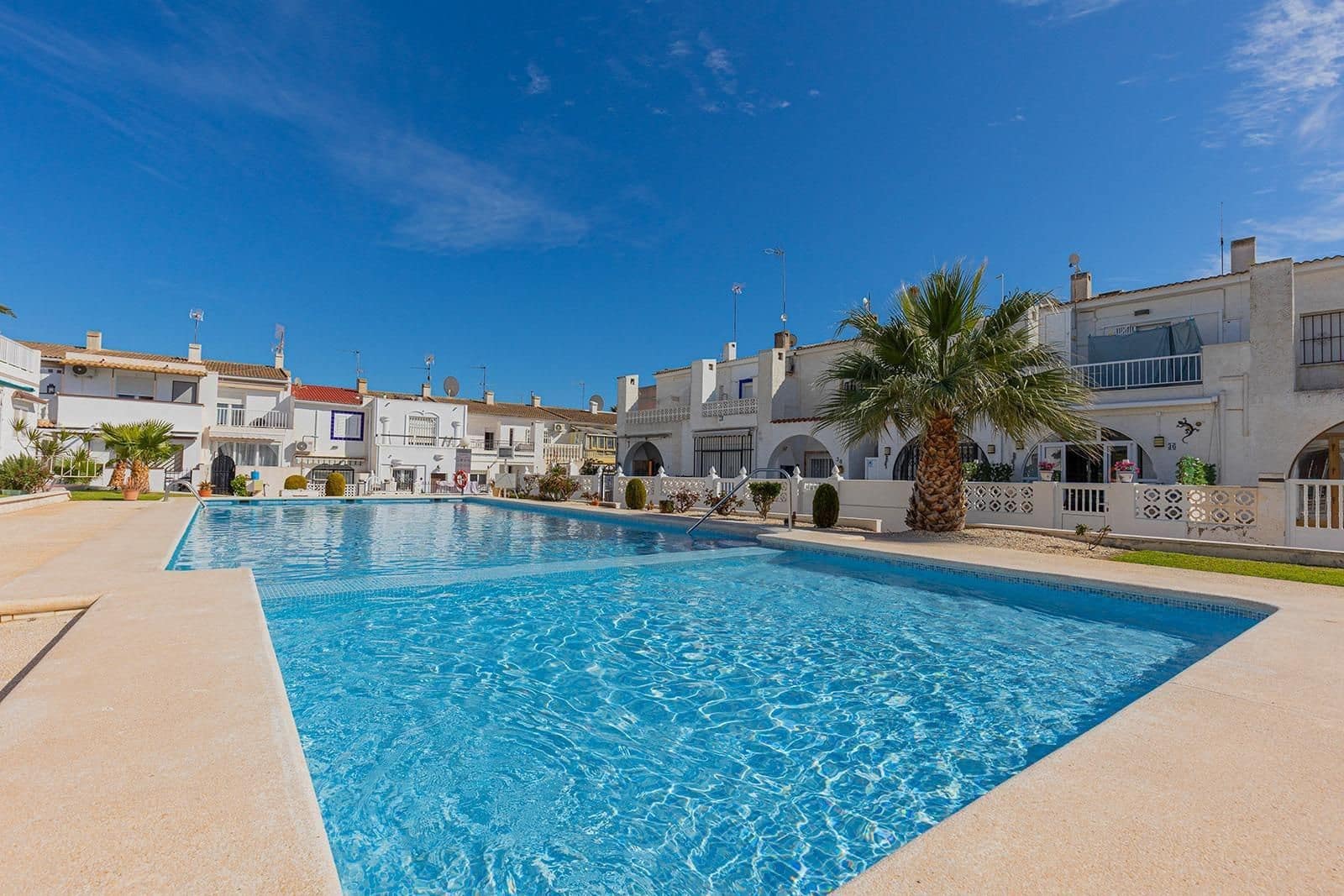 2 chambre Maison de Ville à vendre à Torrevieja avec piscine - 150 000 € (Ref: 9650573)