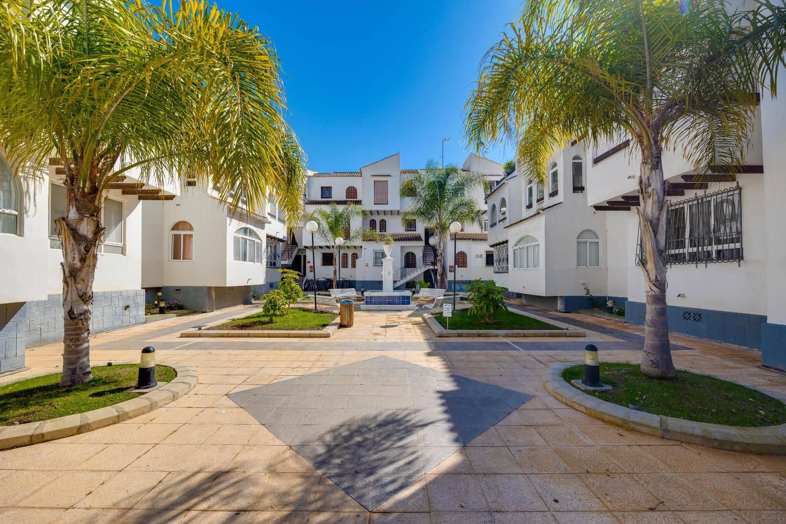 2 slaapkamer Villa te koop in Torrevieja met zwembad - € 159.900 (Ref: 9654430)