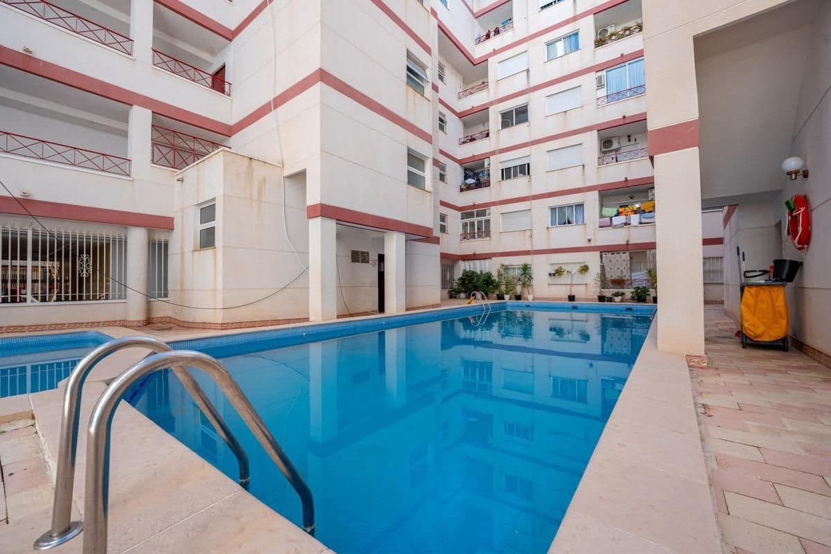 2 makuuhuone Asunto myytävänä paikassa Torrevieja mukana 
autotalli - 129 900 € (Ref: 9671178)