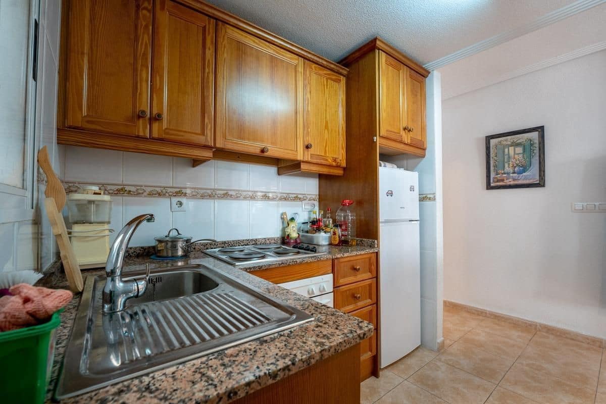 2 makuuhuone Asunto myytävänä paikassa Torrevieja mukana 
autotalli - 129 900 € (Ref: 9671178)