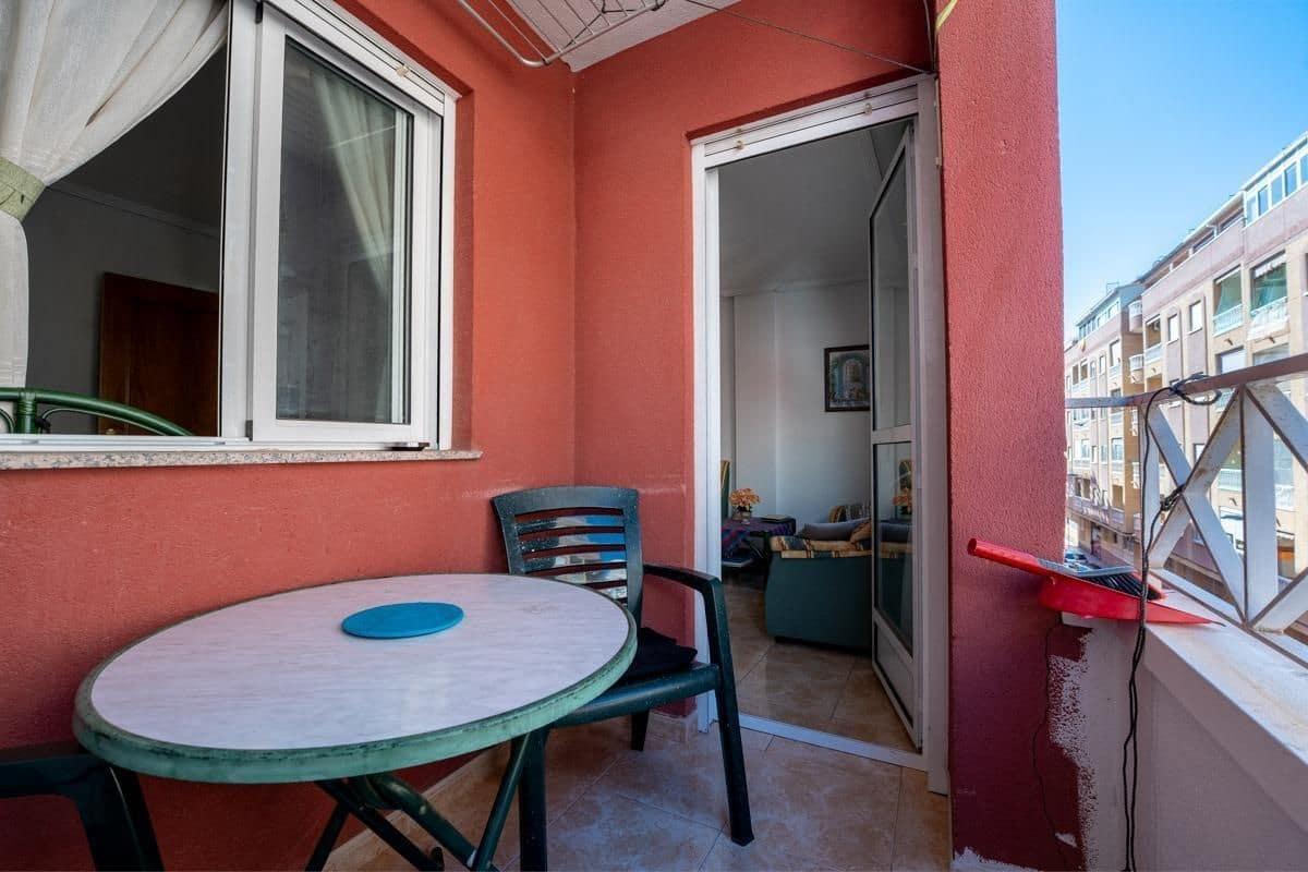 2 makuuhuone Asunto myytävänä paikassa Torrevieja mukana 
autotalli - 129 900 € (Ref: 9671178)