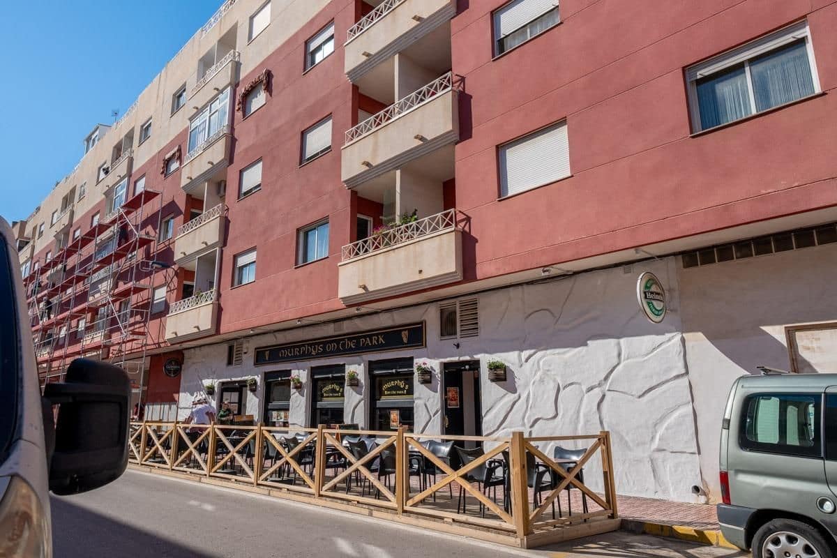 2 makuuhuone Asunto myytävänä paikassa Torrevieja mukana 
autotalli - 129 900 € (Ref: 9671178)