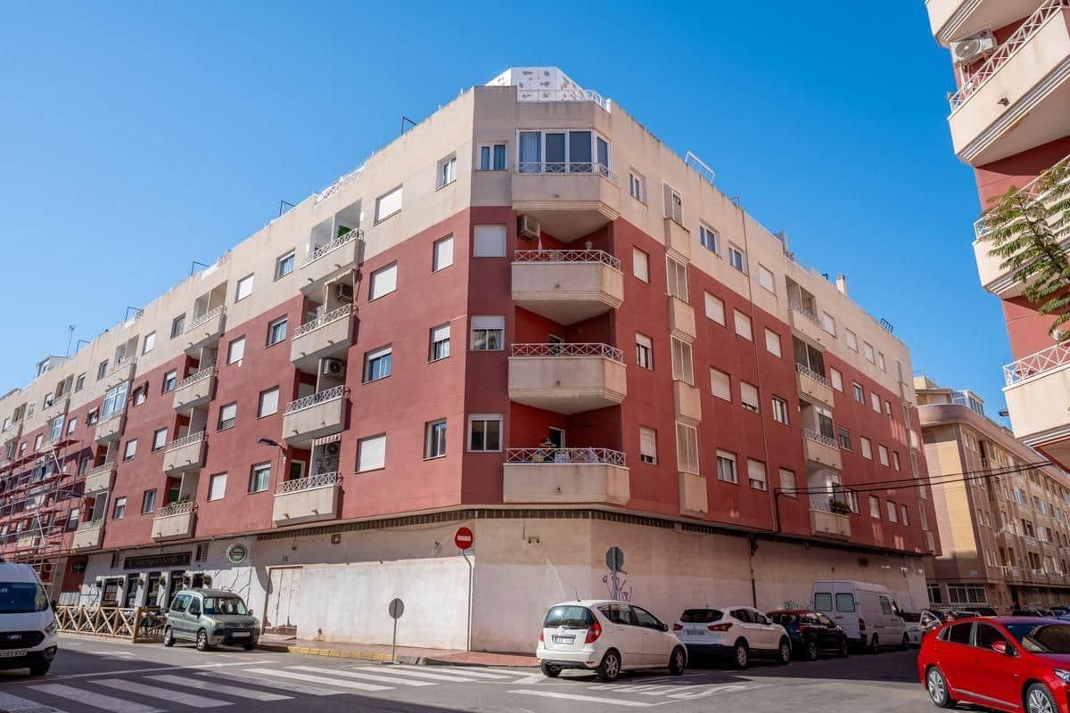 2 makuuhuone Asunto myytävänä paikassa Torrevieja mukana 
autotalli - 129 900 € (Ref: 9671178)