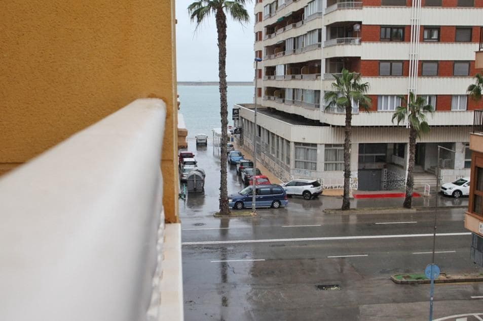 Piso de 2 habitaciones en Torrevieja en venta - 130.000 € (Ref: 9671180)