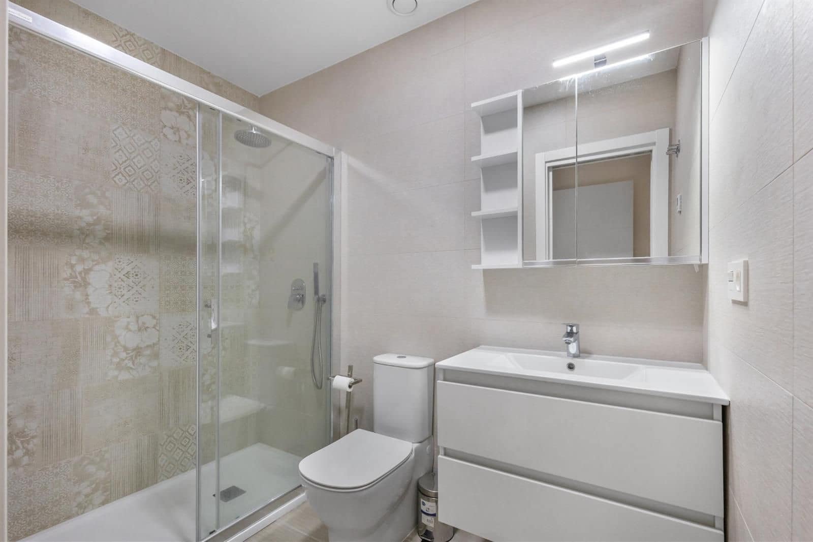 3 bedroom Flat for sale in Torrevieja with pool garage - € 299,900 (Ref: 9671182)