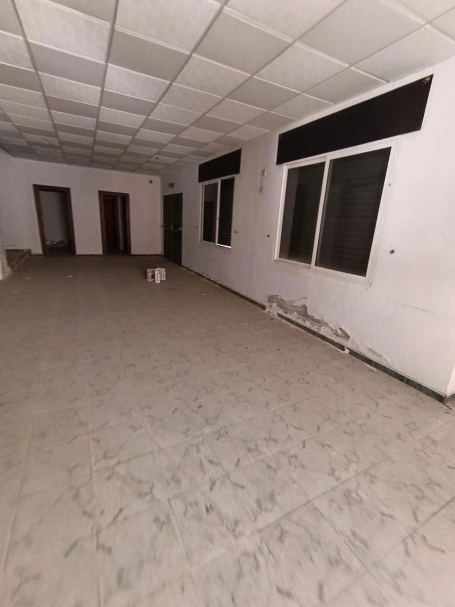 Commercial for sale in Torrevieja - € 100,000 (Ref: 9694524)