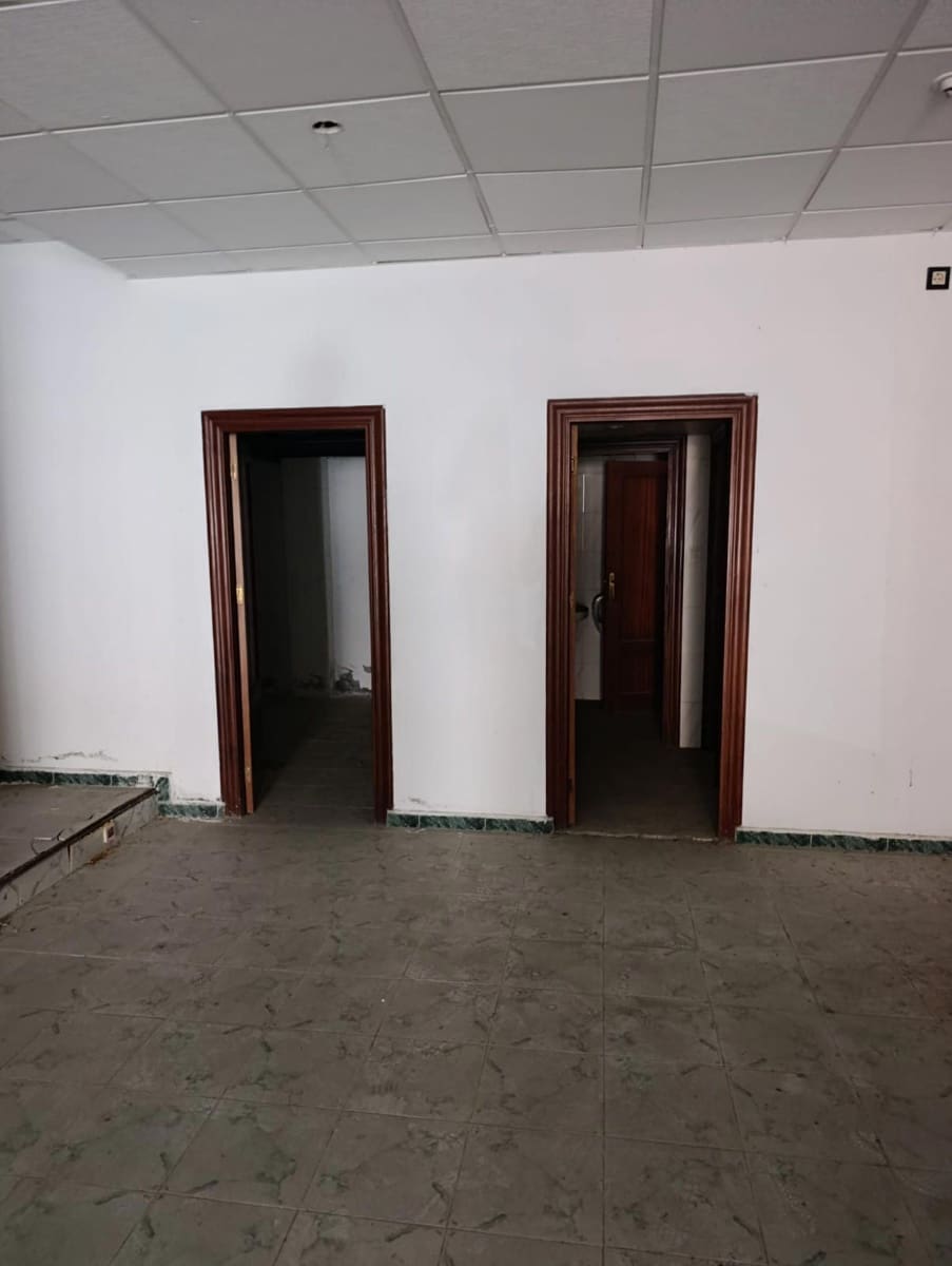 Commercial for sale in Torrevieja - € 100,000 (Ref: 9694524)