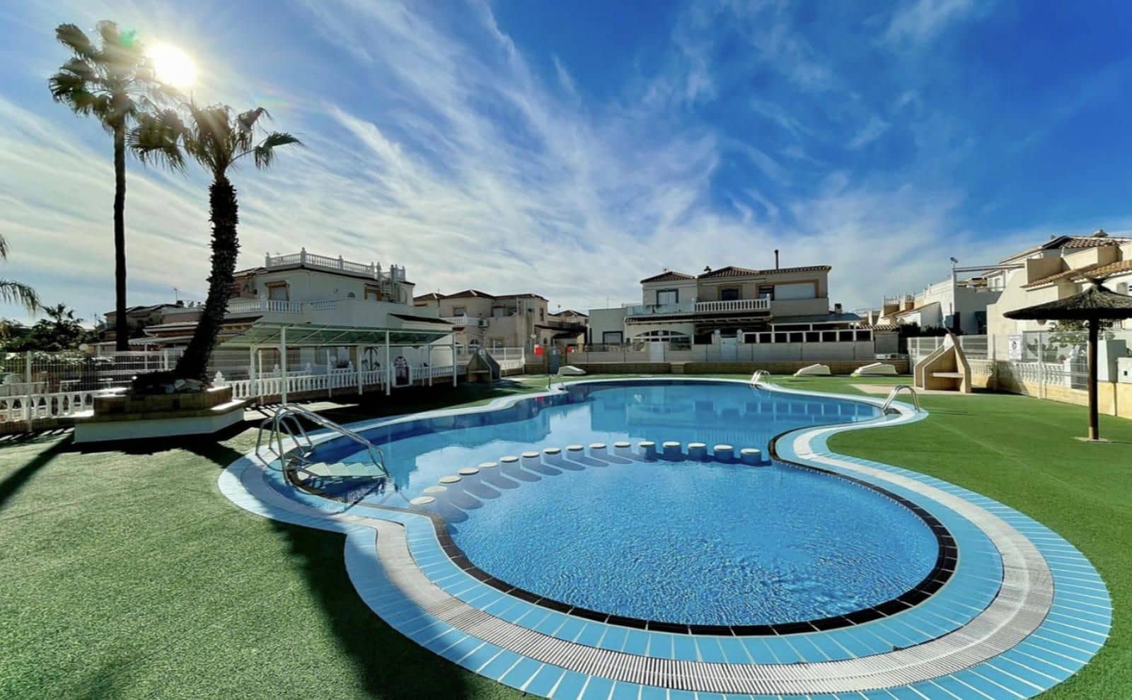 Chalet de 3 habitaciones en Playa Flamenca en venta con piscina - 238.000 € (Ref: 9726893)