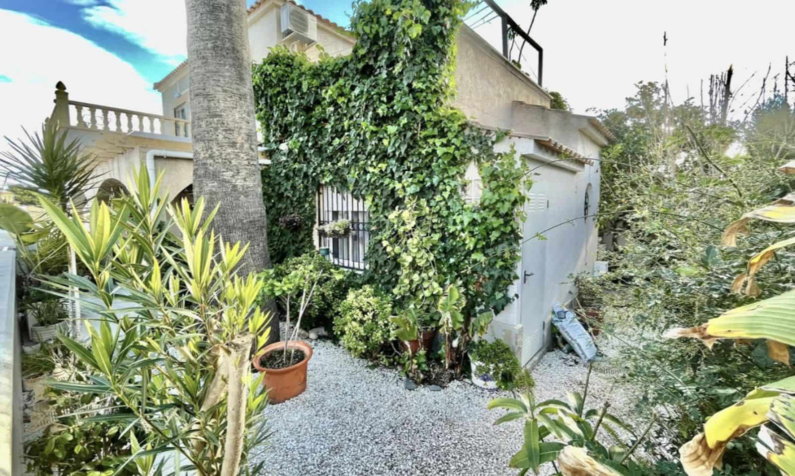 Chalet de 3 habitaciones en Playa Flamenca en venta con piscina - 238.000 € (Ref: 9726893)