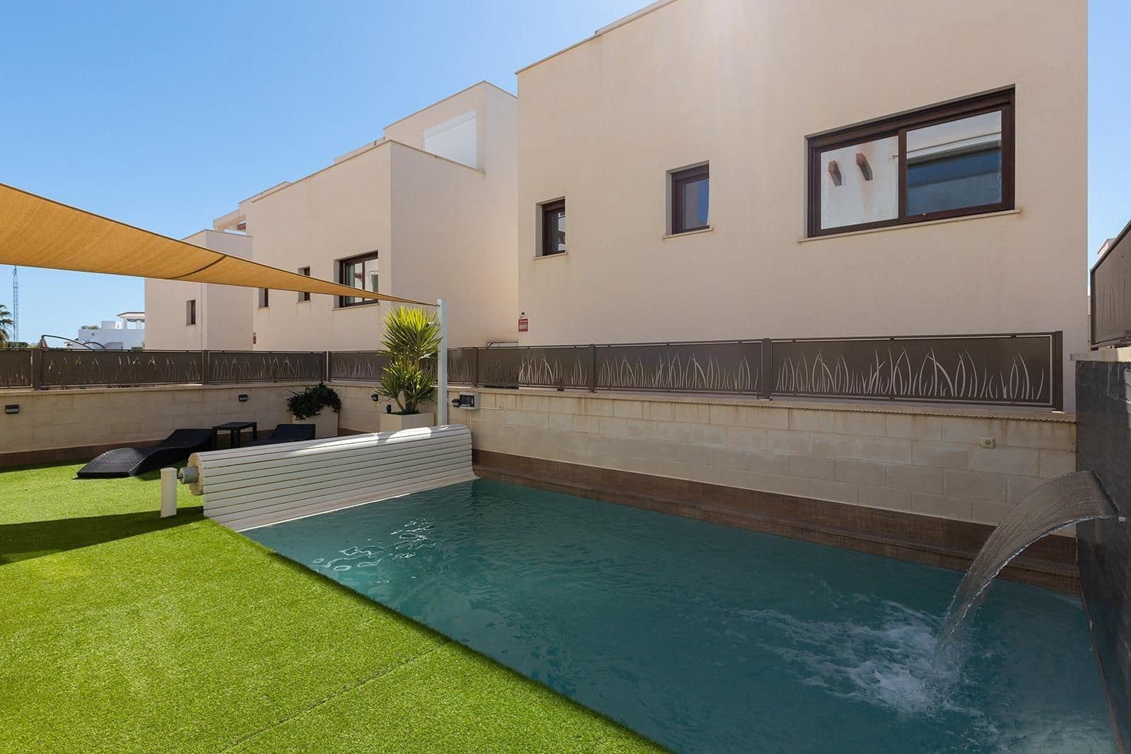 3 slaapkamer Villa te koop in Pueblo Bravo met zwembad - € 470.000 (Ref: 9748259)