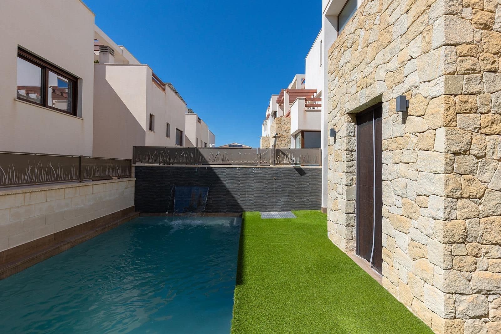 3 slaapkamer Villa te koop in Pueblo Bravo met zwembad - € 470.000 (Ref: 9748259)