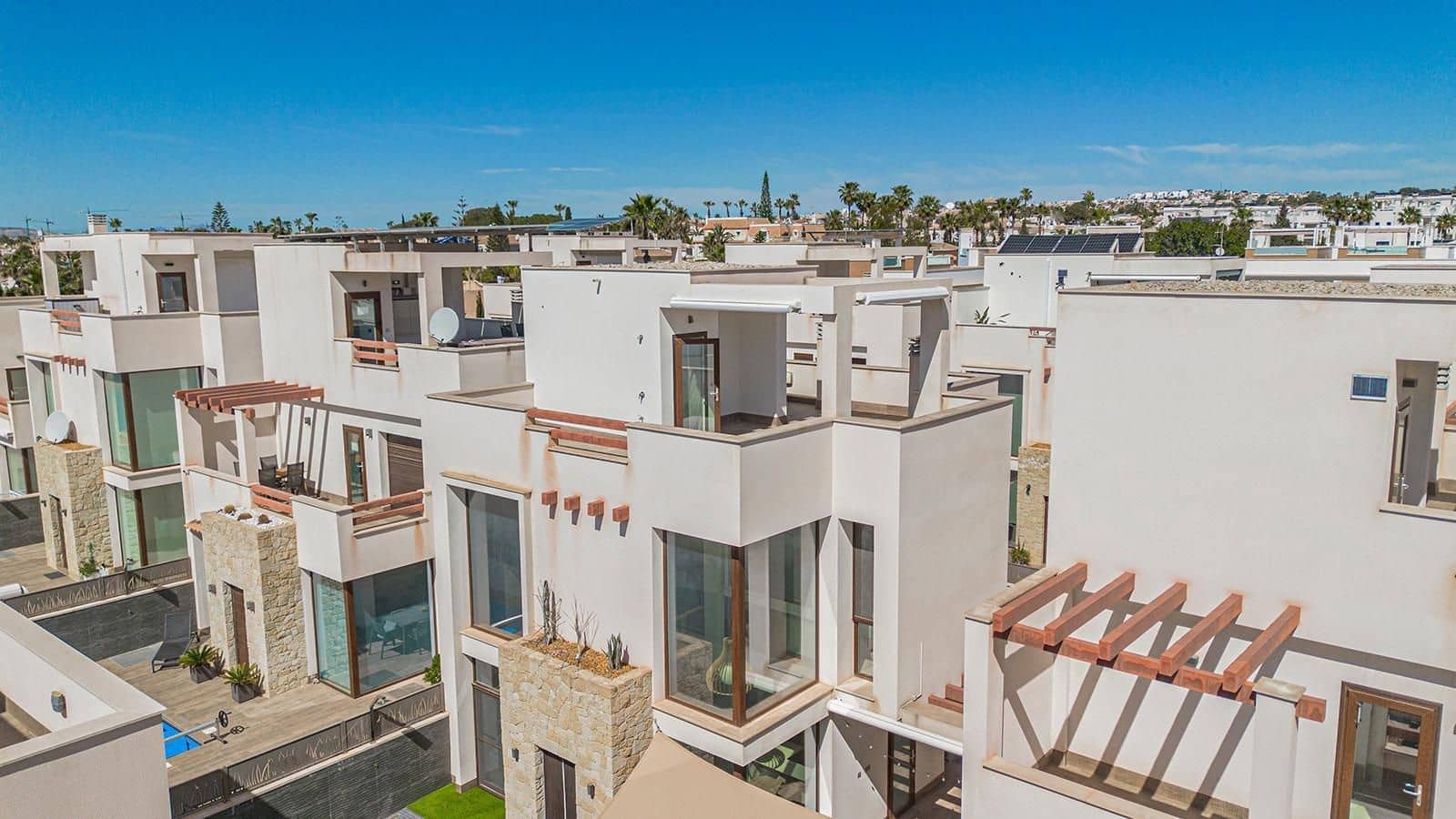 3 slaapkamer Villa te koop in Pueblo Bravo met zwembad - € 470.000 (Ref: 9748259)