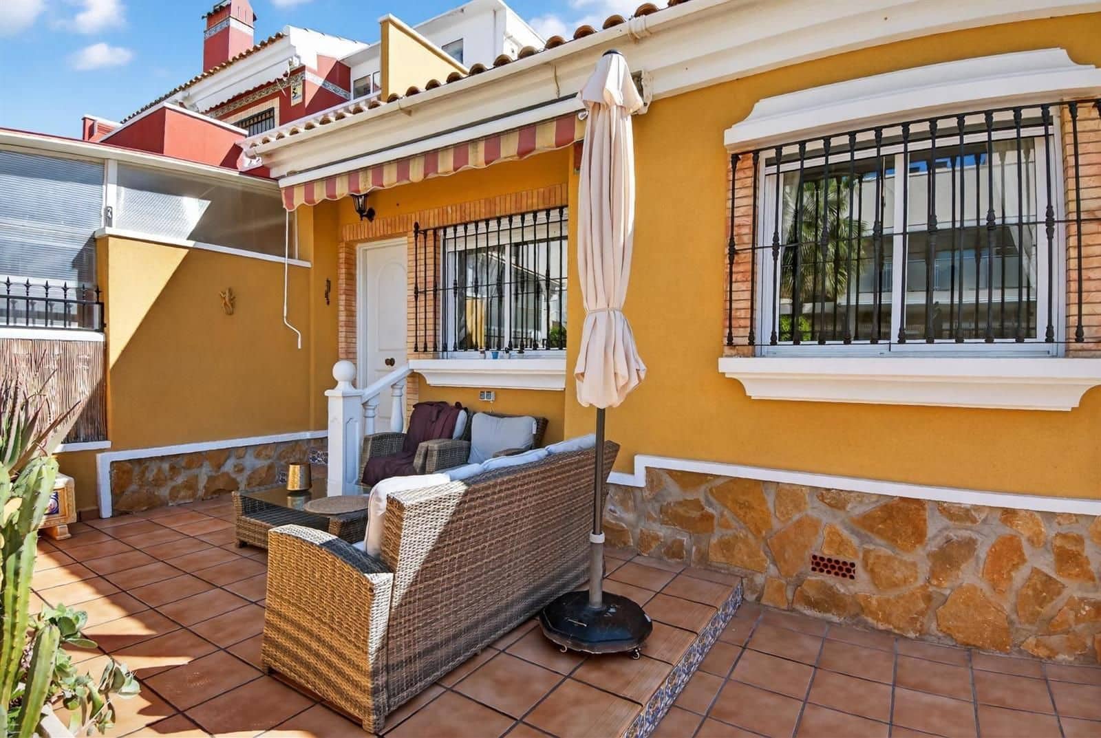 3 soverom Hus til salgs i Torrevieja med svømmebasseng garasje - € 219 000 (Ref: 9748260)