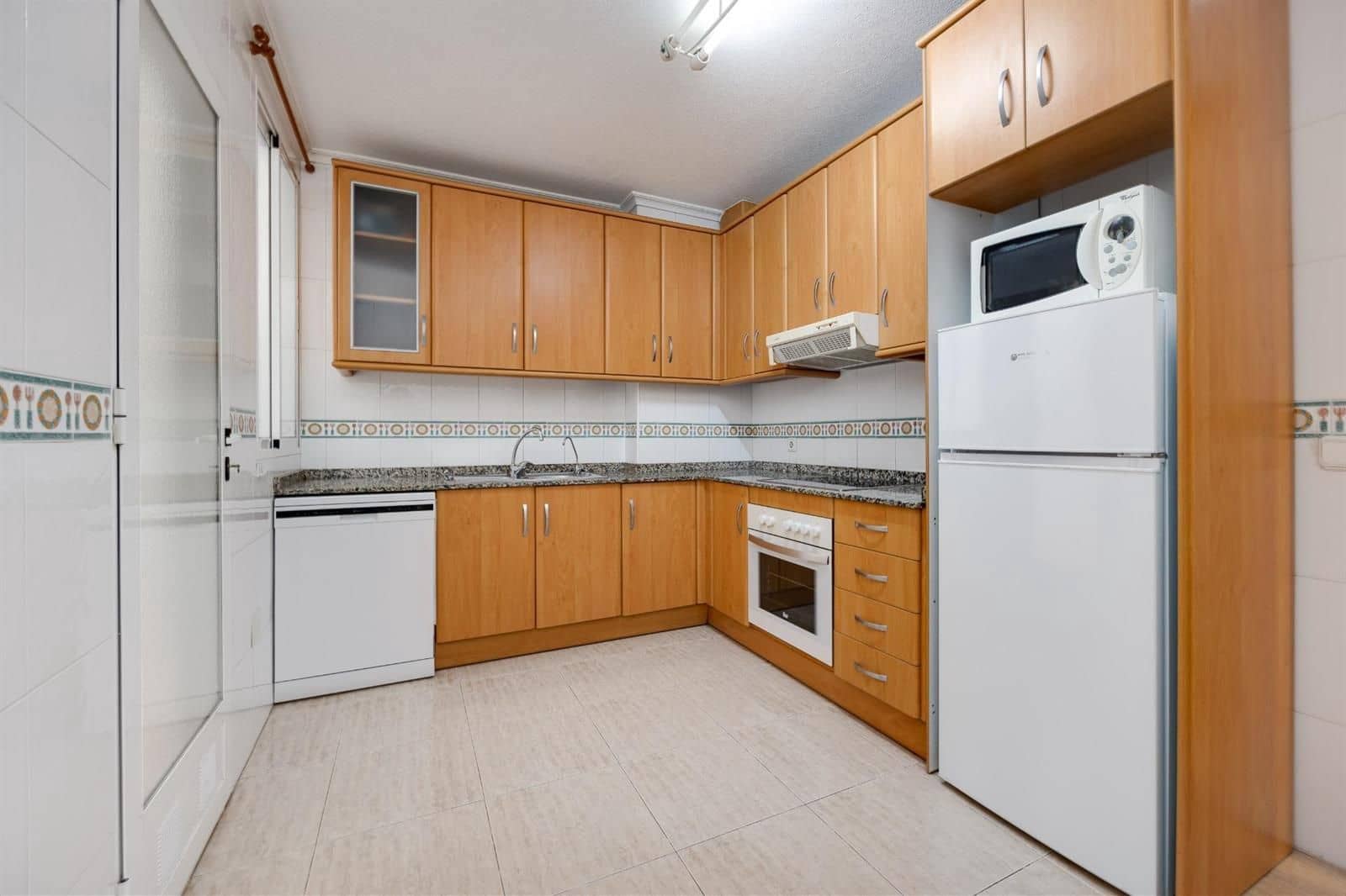 3 bedroom Flat for sale in Torrevieja with garage - € 199,900 (Ref: 9748261)