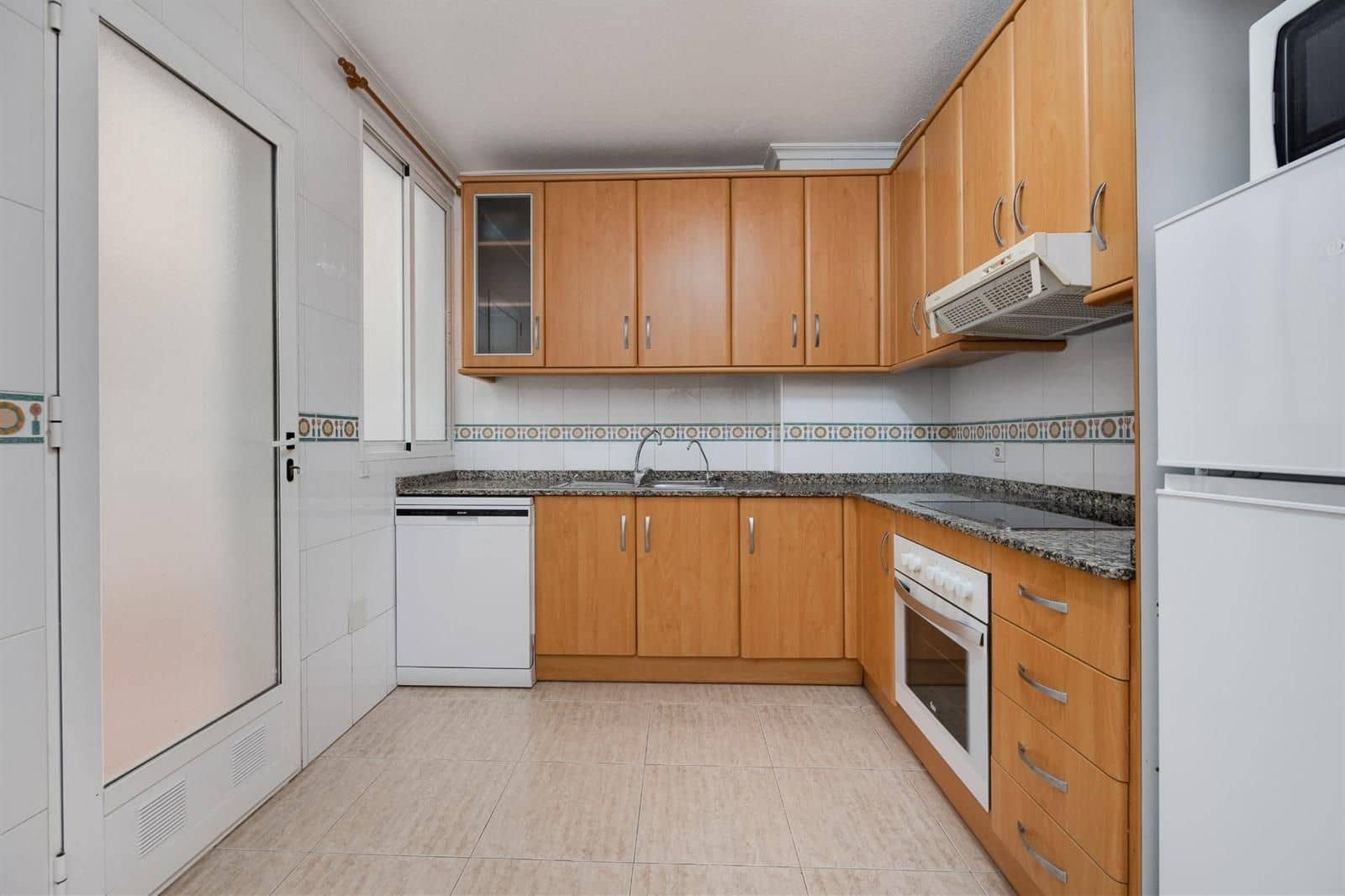 3 bedroom Flat for sale in Torrevieja with garage - € 199,900 (Ref: 9748261)