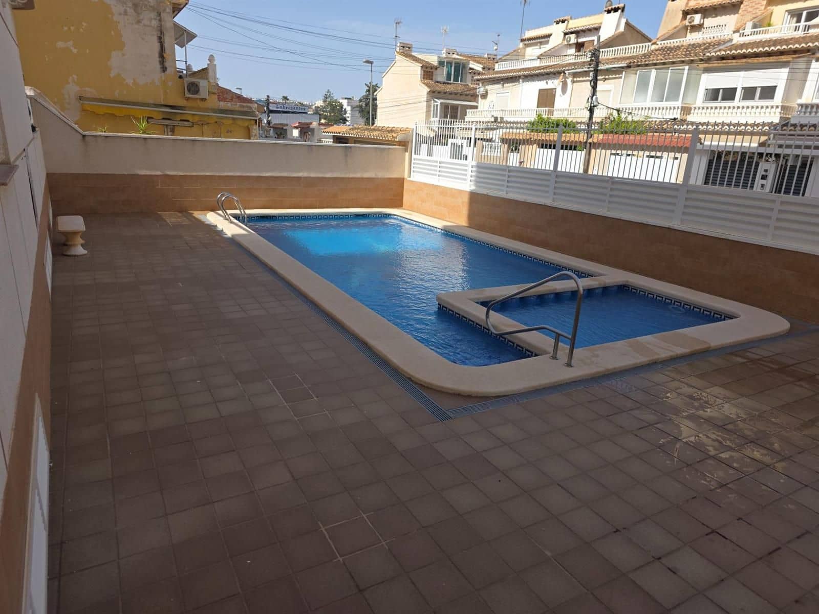 2 makuuhuone Asunto myytävänä paikassa Torrevieja mukana 
autotalli - 150 000 € (Ref: 9798070)