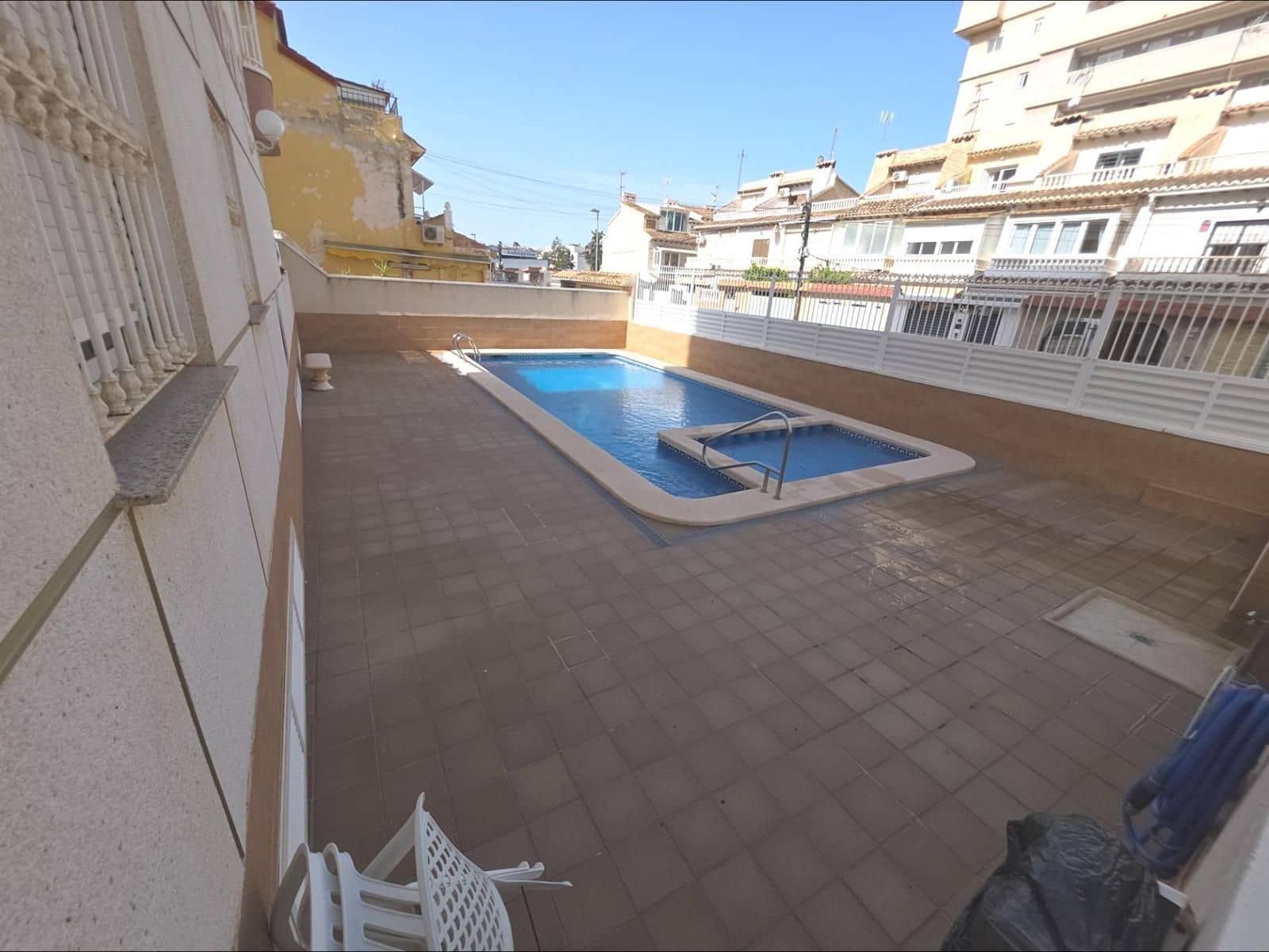 2 makuuhuone Asunto myytävänä paikassa Torrevieja mukana 
autotalli - 150 000 € (Ref: 9798070)