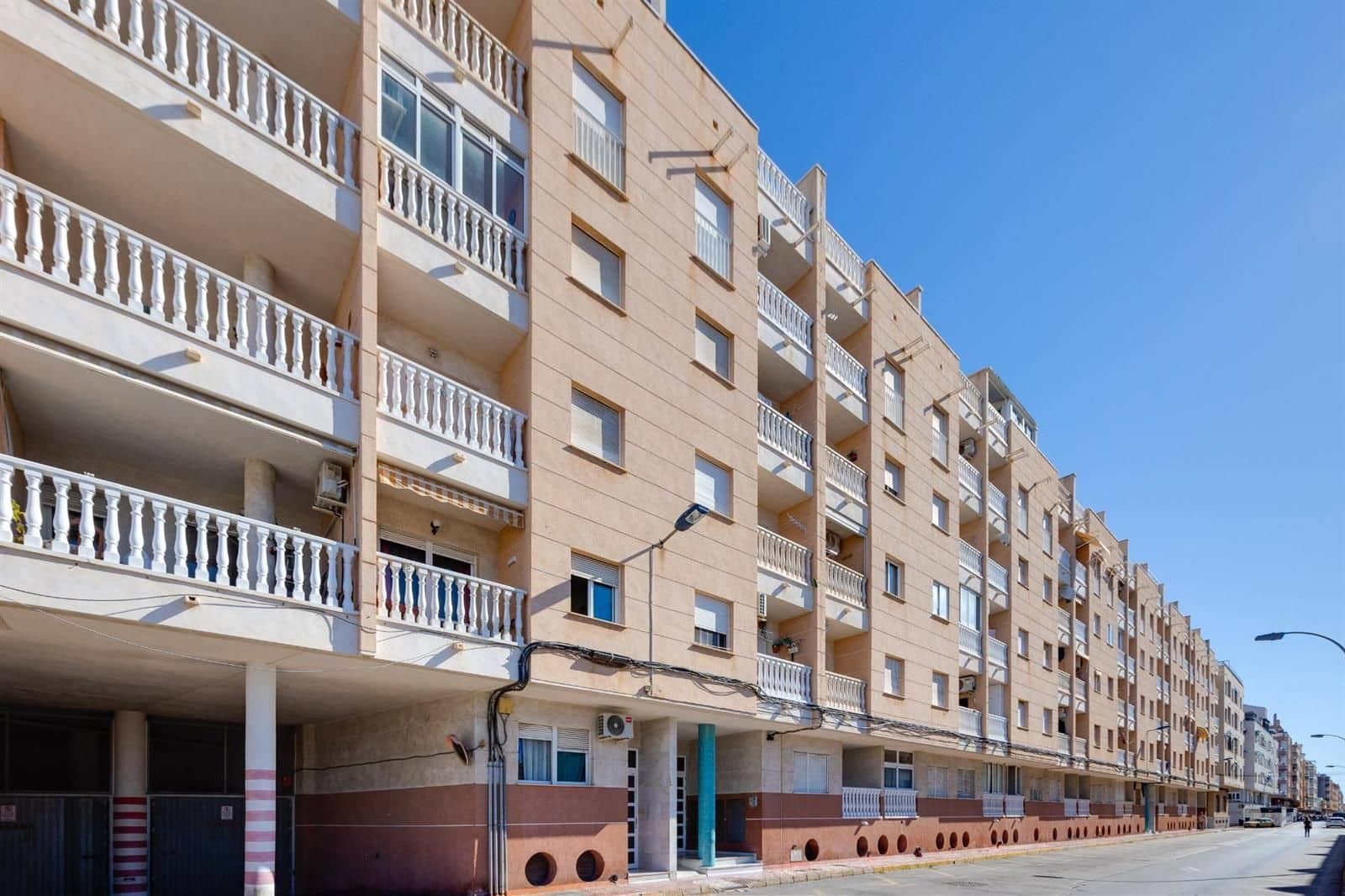 2 quarto Apartamento para venda em Torrevieja com piscina - 140 000 € (Ref: 9798075)