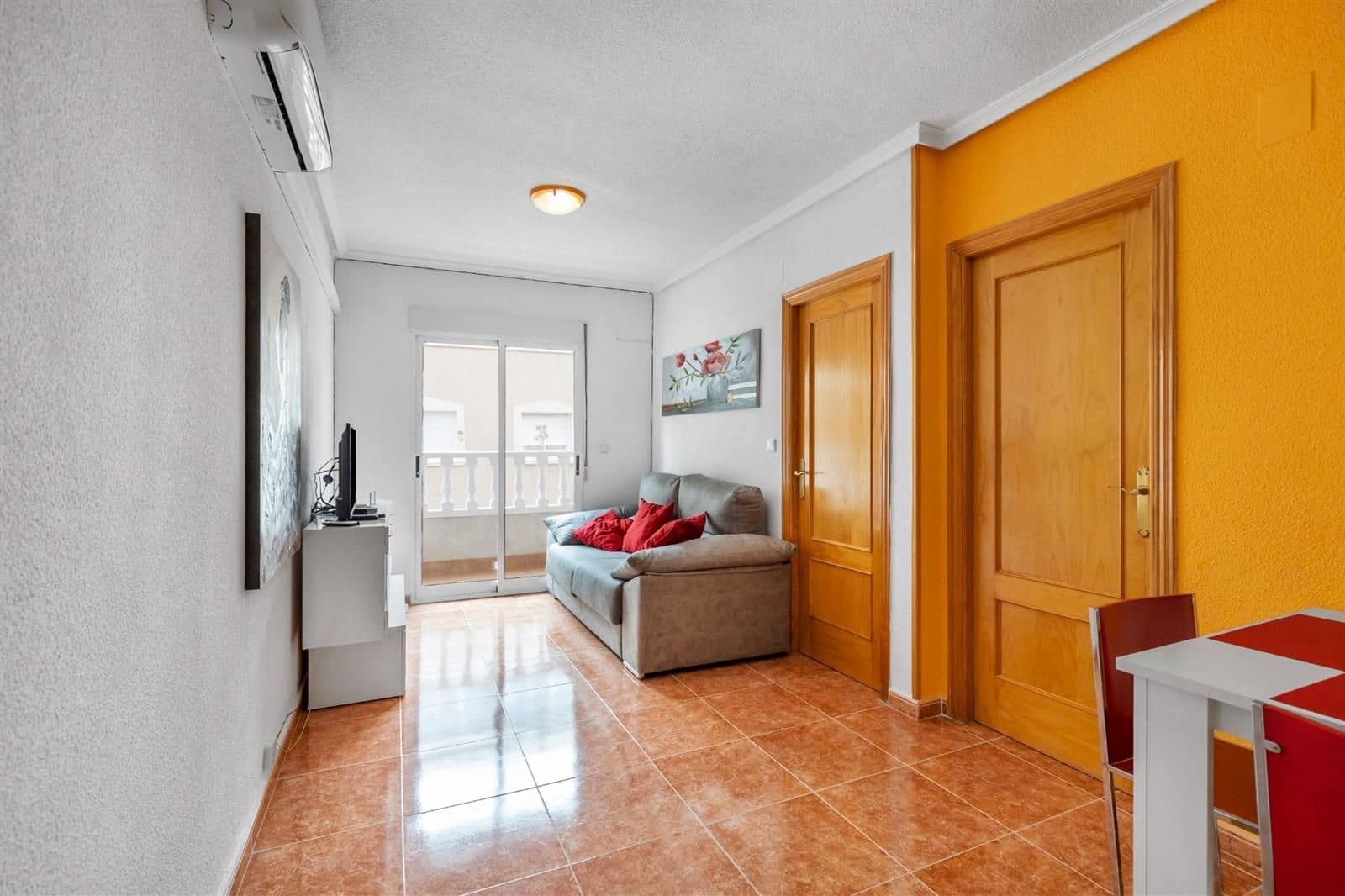 Piso de 2 habitaciones en Torrevieja en venta - 117.500 € (Ref: 9802737)
