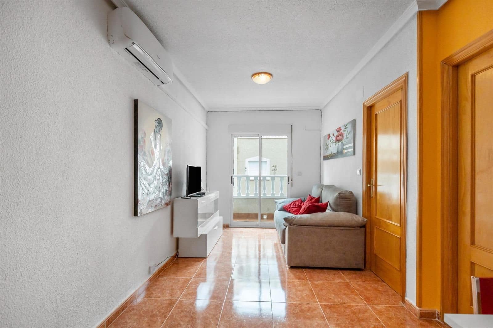 Piso de 2 habitaciones en Torrevieja en venta - 117.500 € (Ref: 9802737)