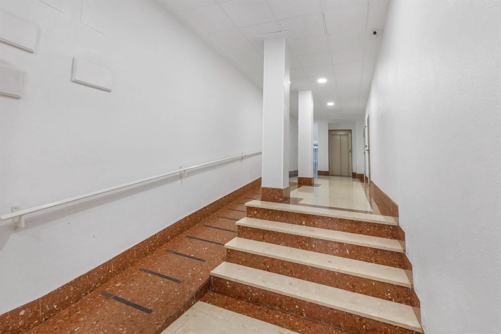 Piso de 2 habitaciones en Torrevieja en venta - 117.500 € (Ref: 9802737)