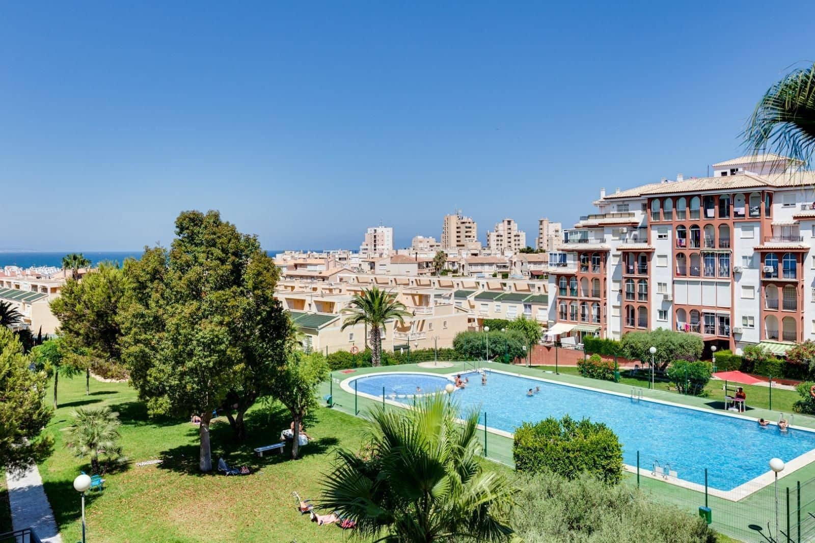 2 slaapkamer Flat te koop in Torrevieja met zwembad - € 149.900 (Ref: 9815175)