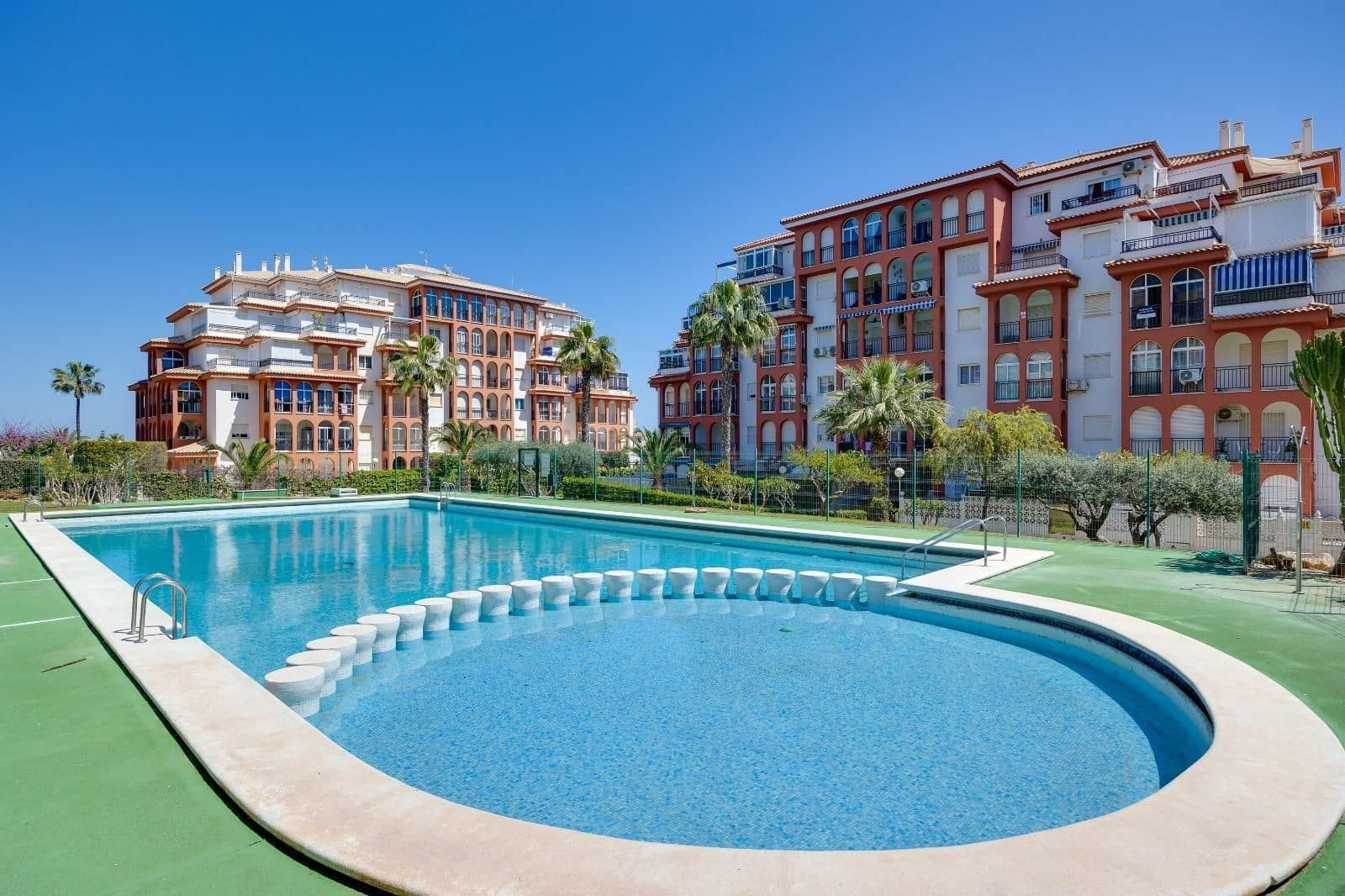 2 slaapkamer Flat te koop in Torrevieja met zwembad - € 149.900 (Ref: 9815175)