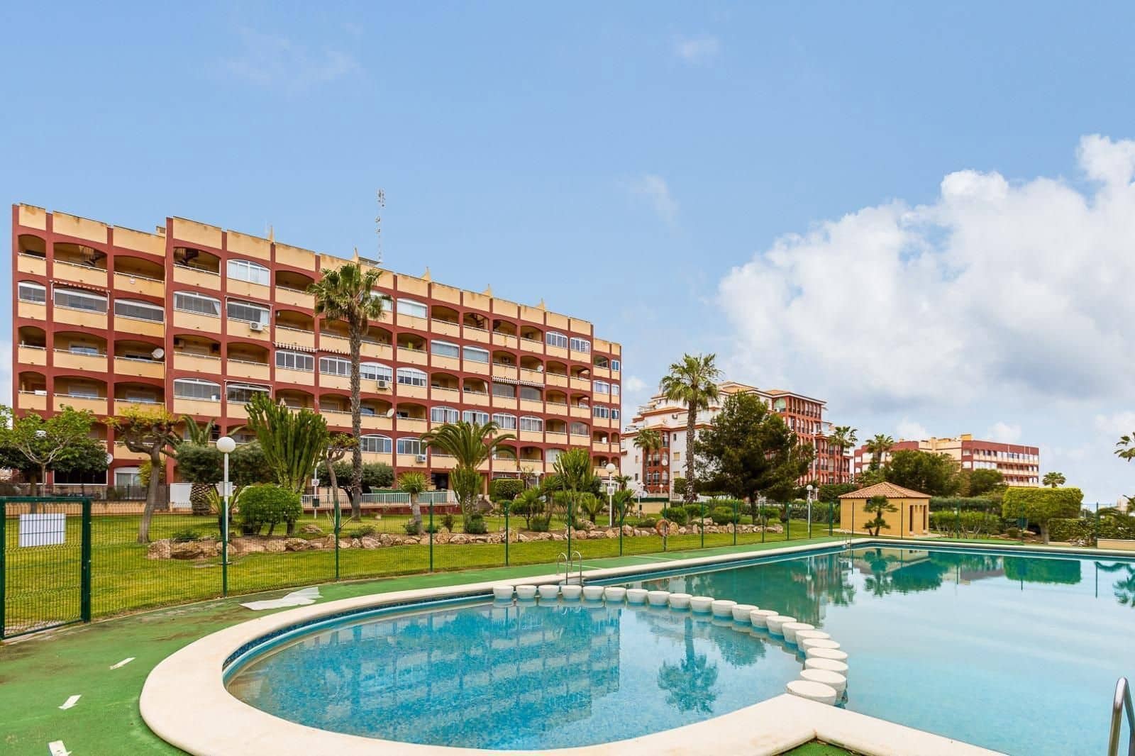 2 slaapkamer Flat te koop in Torrevieja met zwembad - € 149.900 (Ref: 9815175)