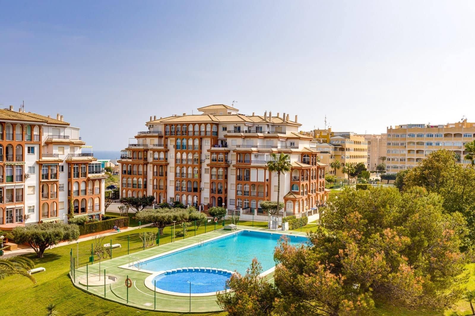 2 slaapkamer Flat te koop in Torrevieja met zwembad - € 149.900 (Ref: 9815175)