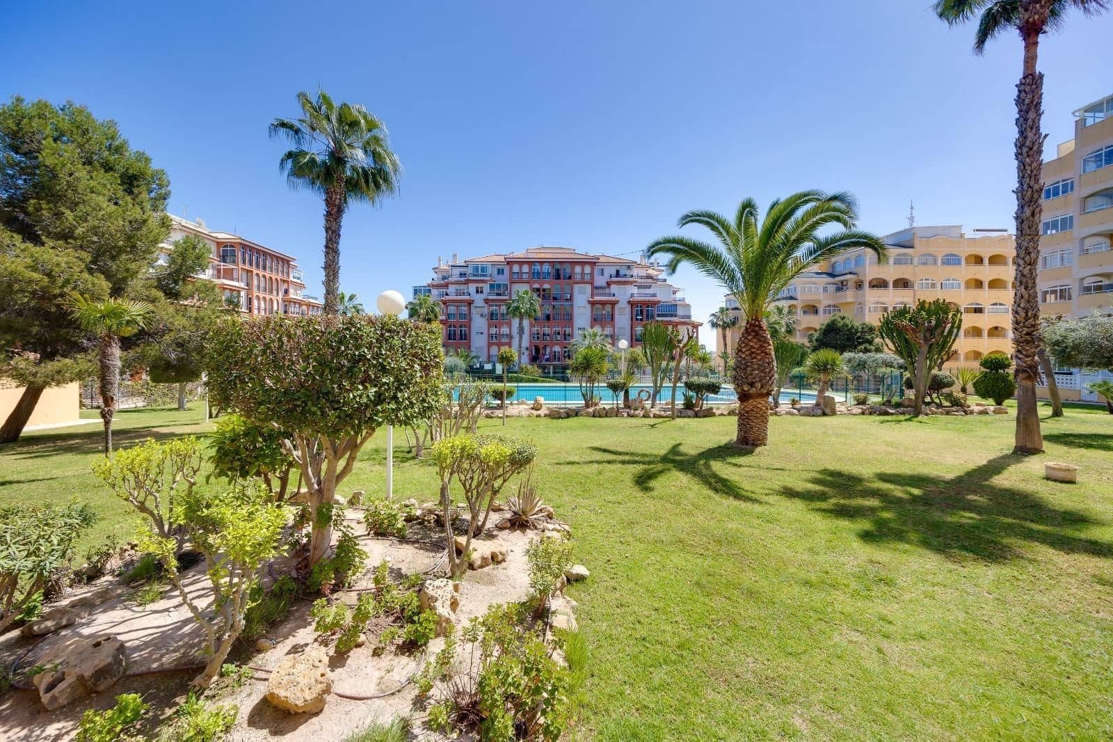 2 slaapkamer Flat te koop in Torrevieja met zwembad - € 149.900 (Ref: 9815175)