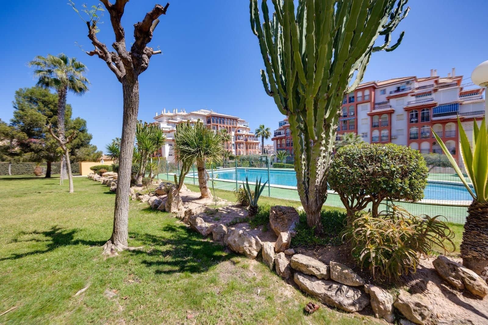 2 slaapkamer Flat te koop in Torrevieja met zwembad - € 149.900 (Ref: 9815175)