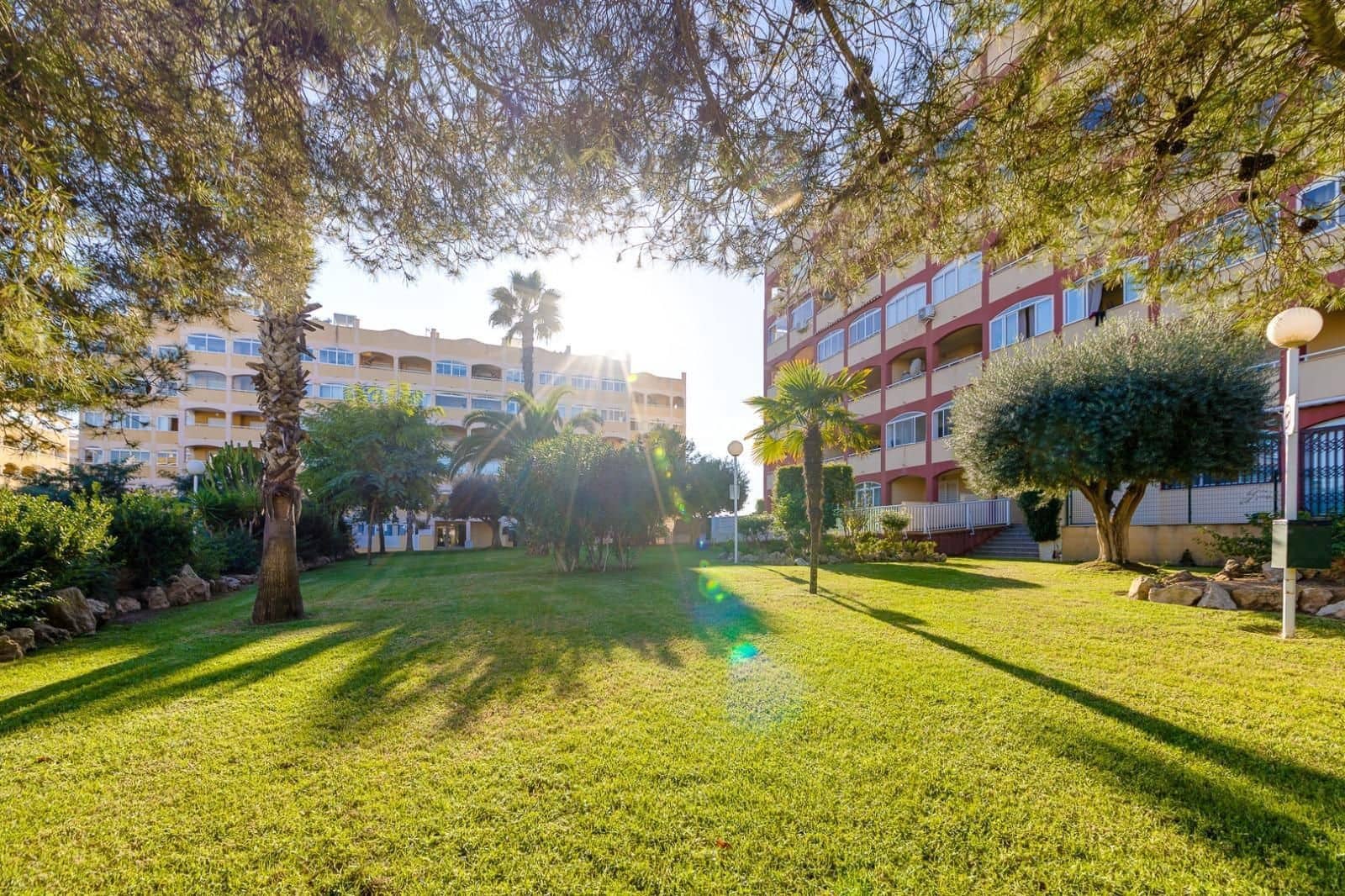 2 slaapkamer Flat te koop in Torrevieja met zwembad - € 149.900 (Ref: 9815175)