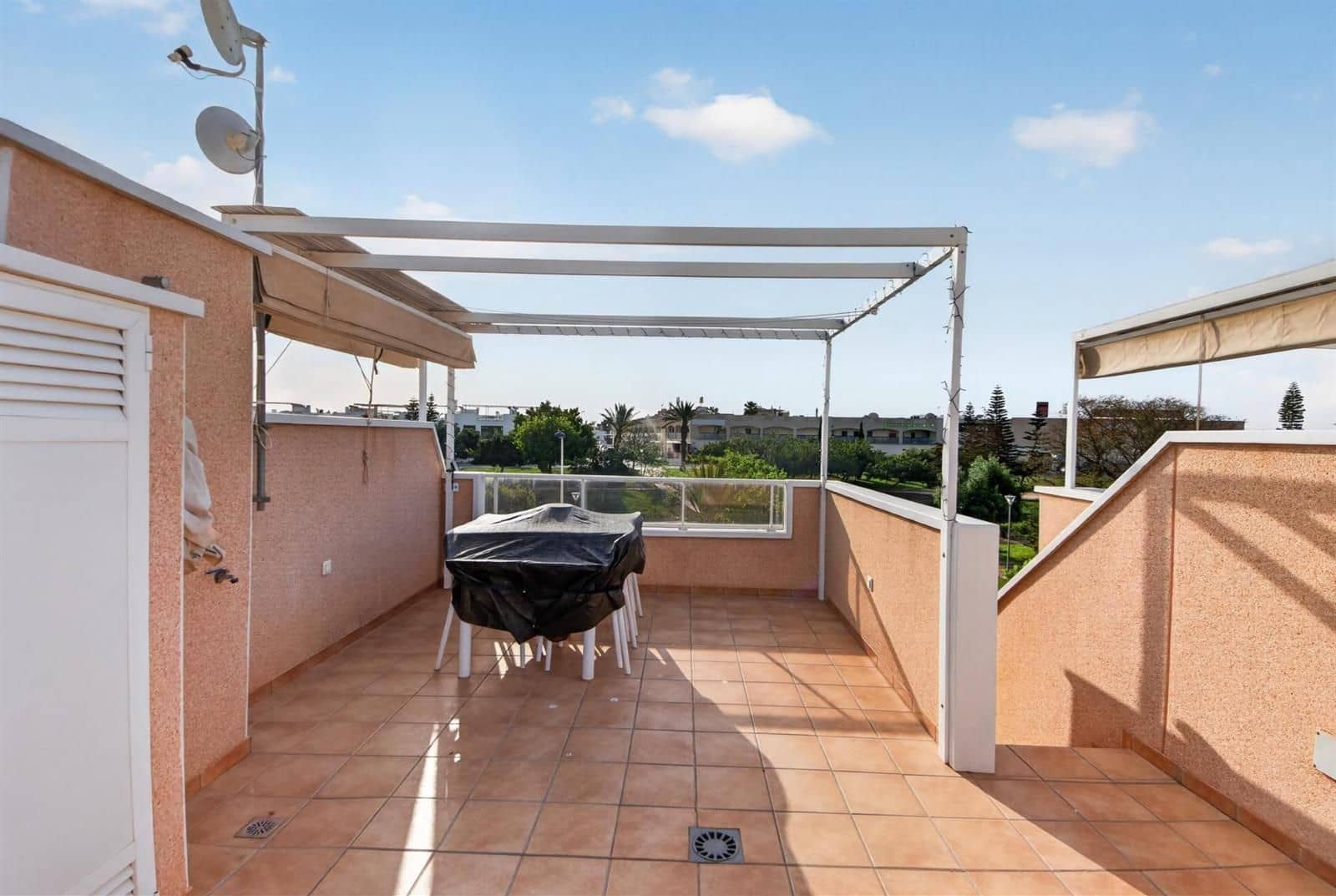 Casa de 3 habitaciones en Torrevieja en venta con piscina garaje - 349.000 € (Ref: 9821627)
