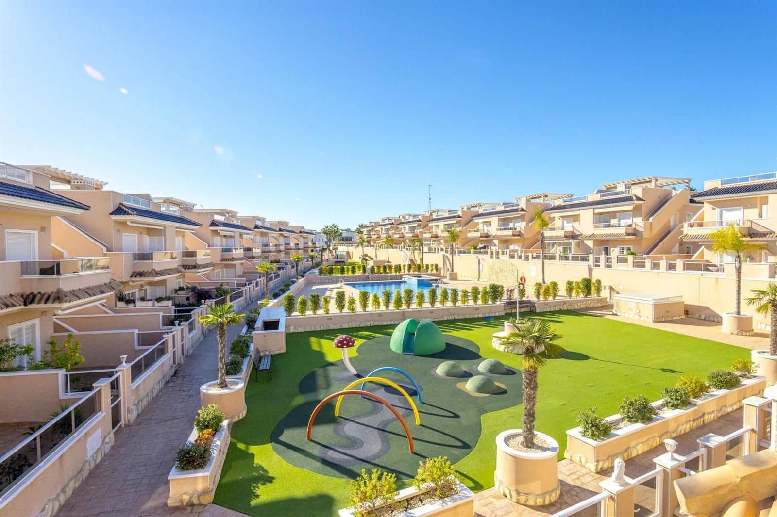 Casa de 3 habitaciones en Torrevieja en venta con piscina garaje - 349.000 € (Ref: 9821627)