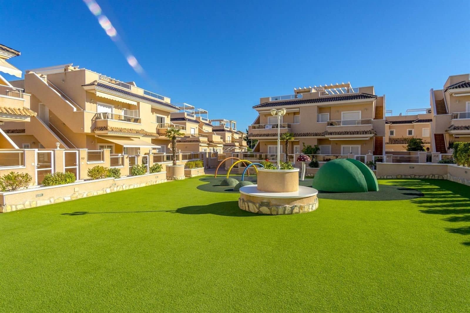 Casa de 3 habitaciones en Torrevieja en venta con piscina garaje - 349.000 € (Ref: 9821627)