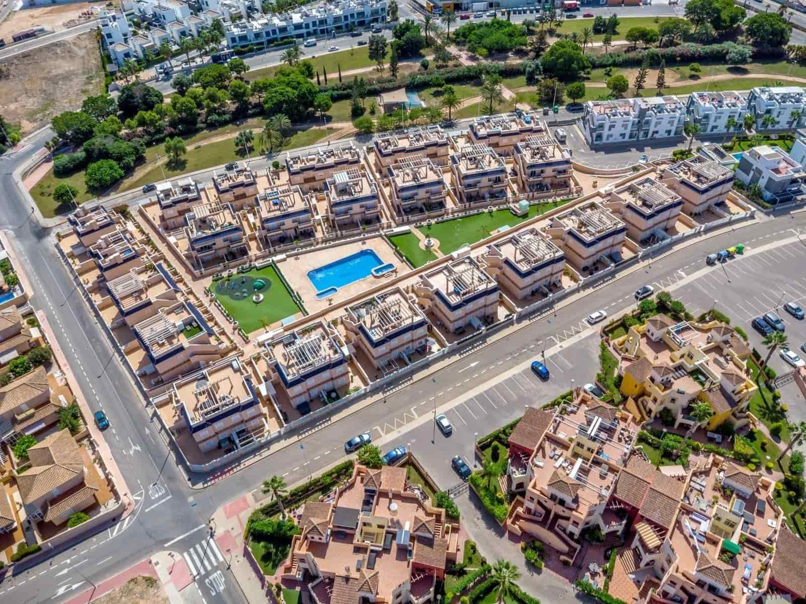 Casa de 3 habitaciones en Torrevieja en venta con piscina garaje - 349.000 € (Ref: 9821627)