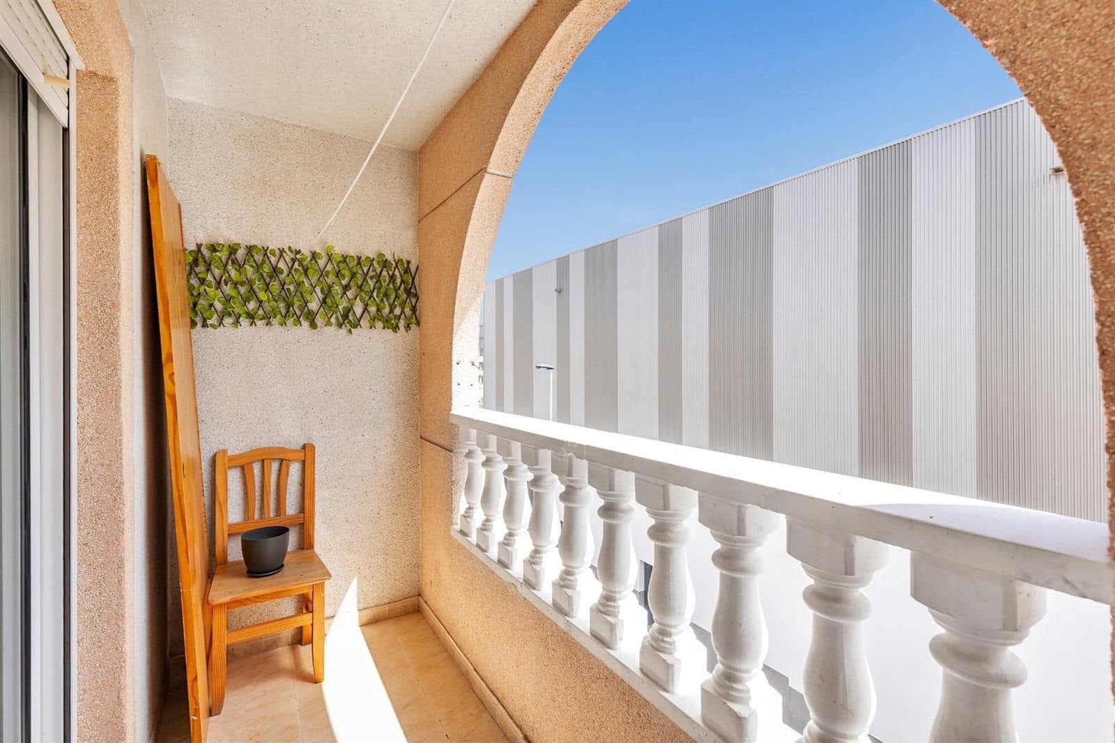 Leilighet til salgs i Torrevieja med svømmebasseng - € 99 900 (Ref: 9841344)