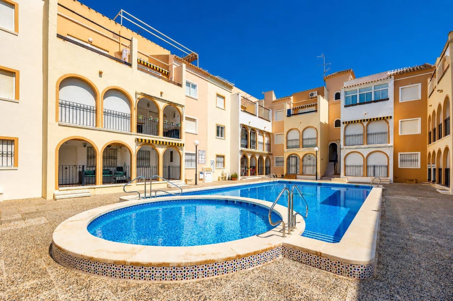 2 sovrum Villa till salu i Torrevieja med pool - 139 000 € (Ref: 9854313)