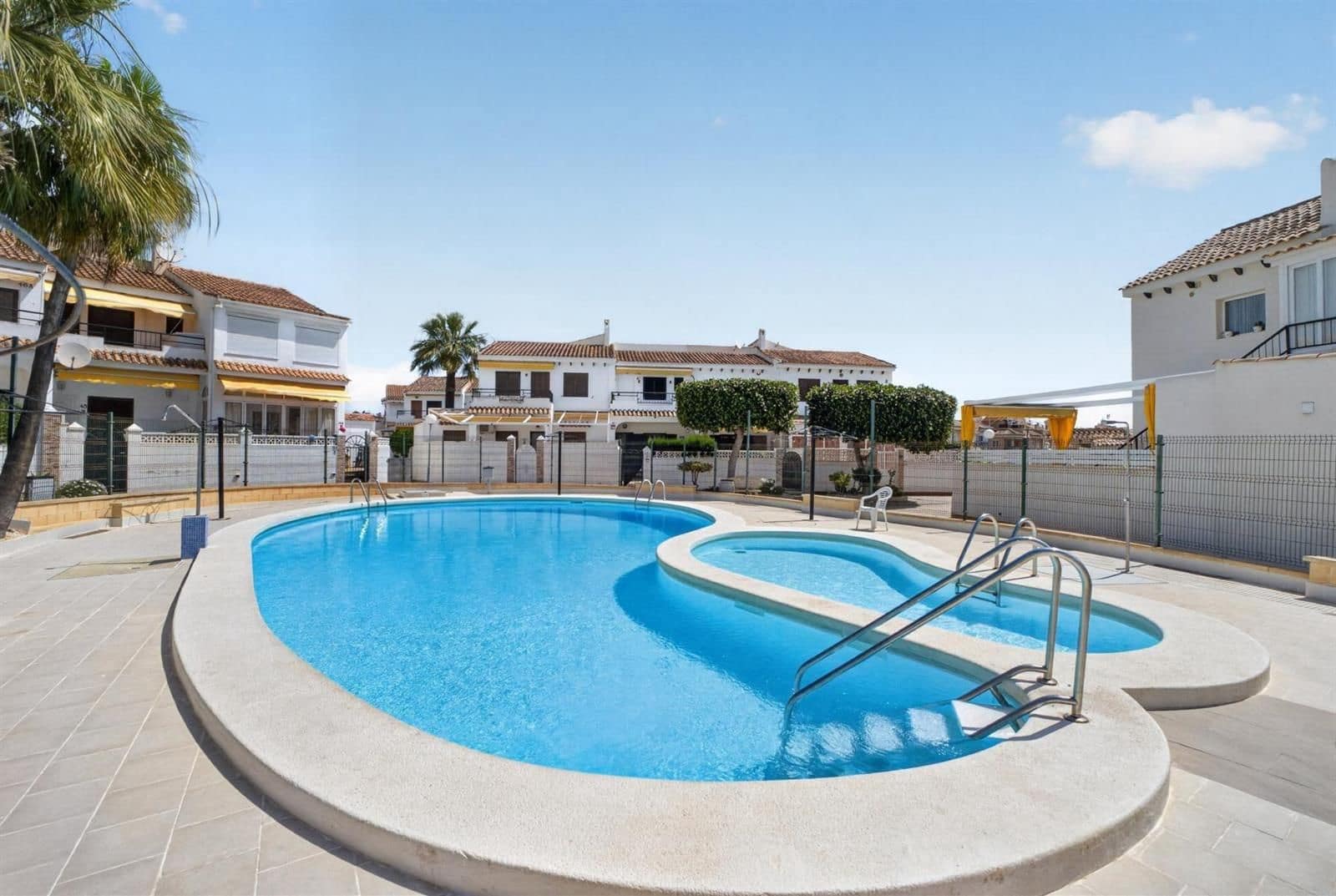 2 soverom Villa til salgs i Torrevieja med svømmebasseng - € 188 000 (Ref: 9866000)