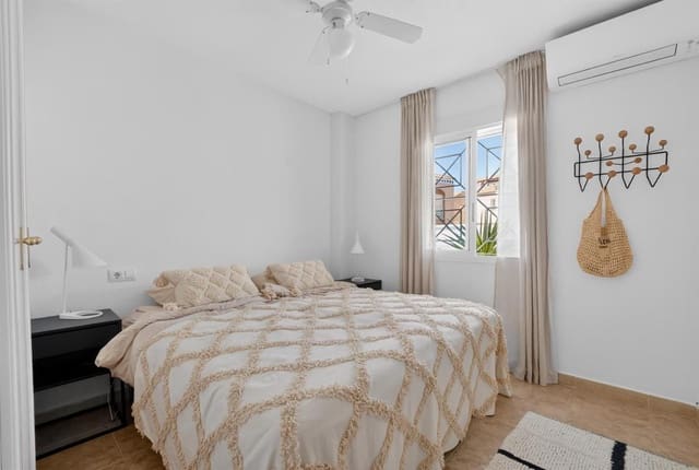 Chalet de 2 habitaciones en Aguas Nuevas, Torrevieja en venta con piscina - 219.000 € (Ref: 9866002)