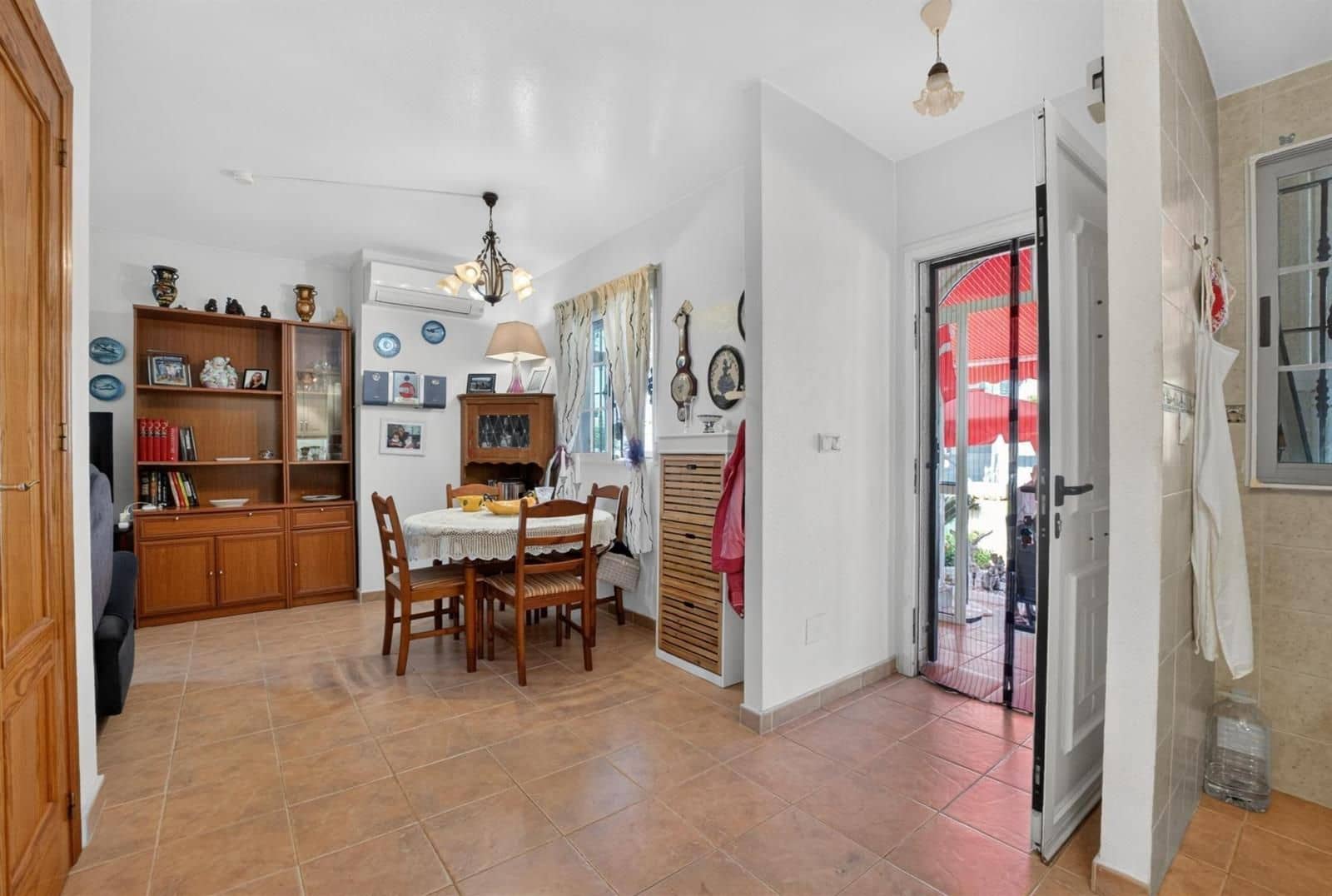 2 makuuhuone Omakotitalo myytävänä paikassa Torrevieja mukana uima-altaan - 175 000 € (Ref: 9866004)