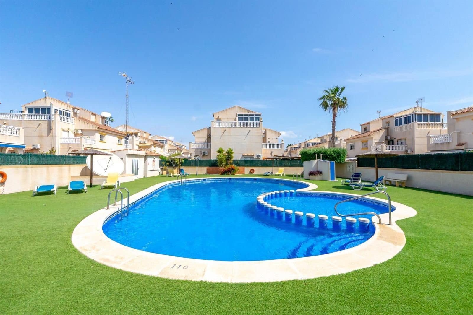 2 makuuhuone Omakotitalo myytävänä paikassa Torrevieja mukana uima-altaan - 175 000 € (Ref: 9866004)