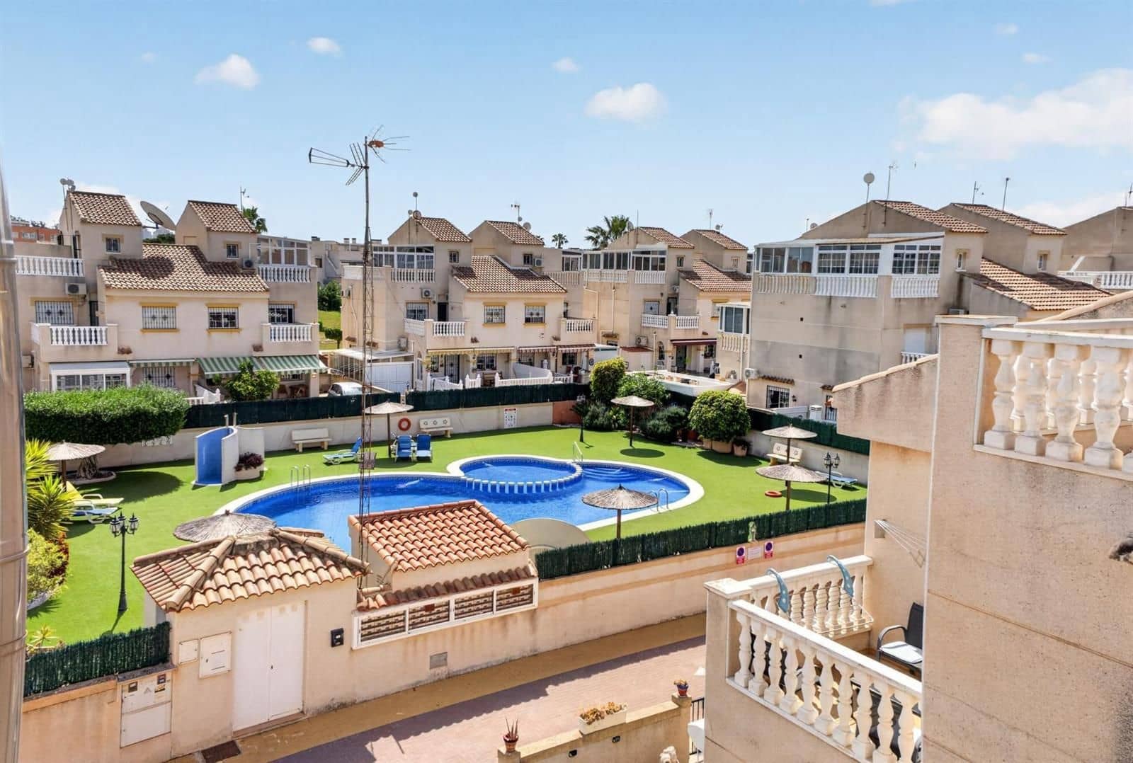 2 makuuhuone Omakotitalo myytävänä paikassa Torrevieja mukana uima-altaan - 175 000 € (Ref: 9866004)