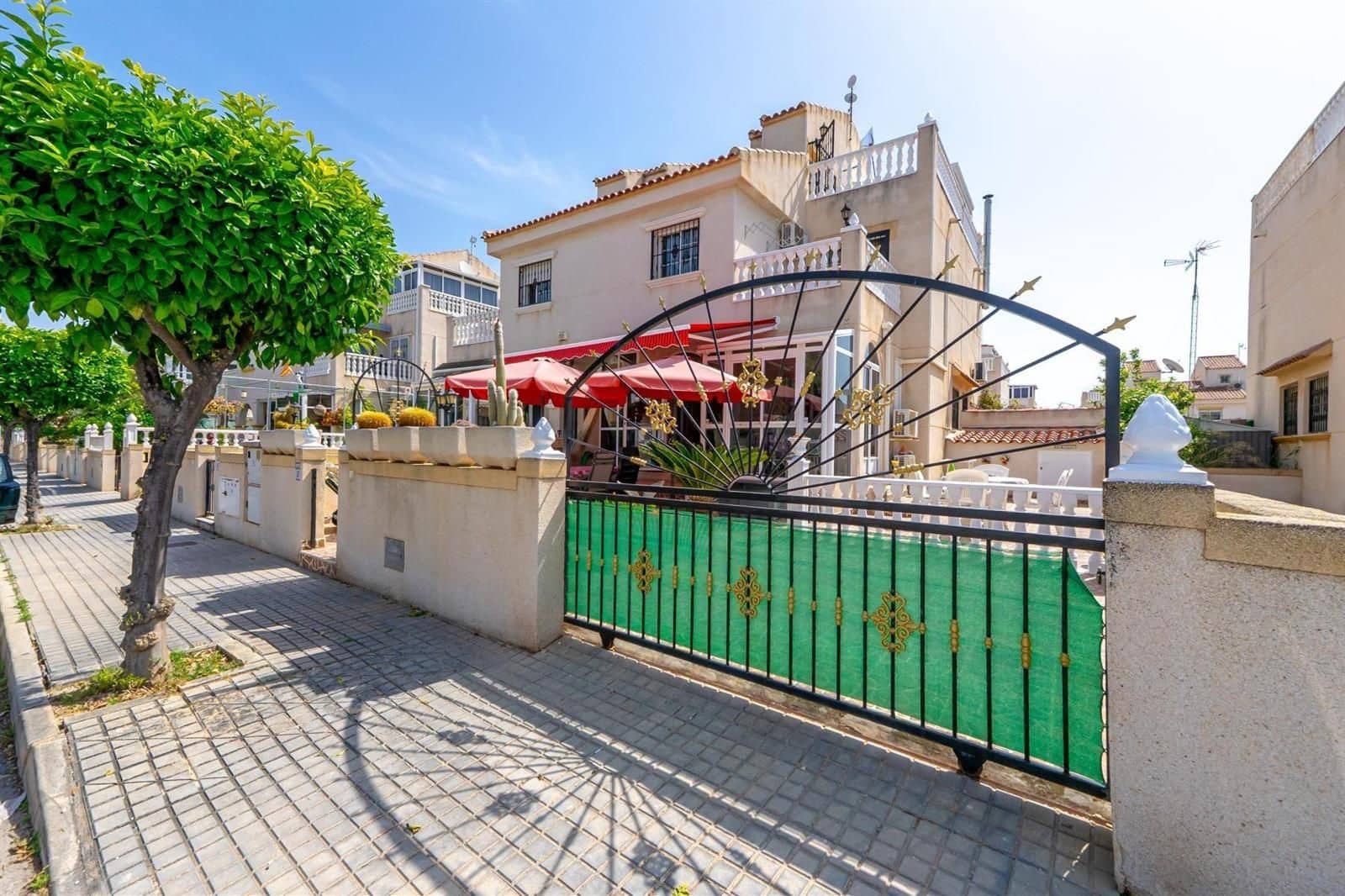 2 makuuhuone Omakotitalo myytävänä paikassa Torrevieja mukana uima-altaan - 175 000 € (Ref: 9866004)