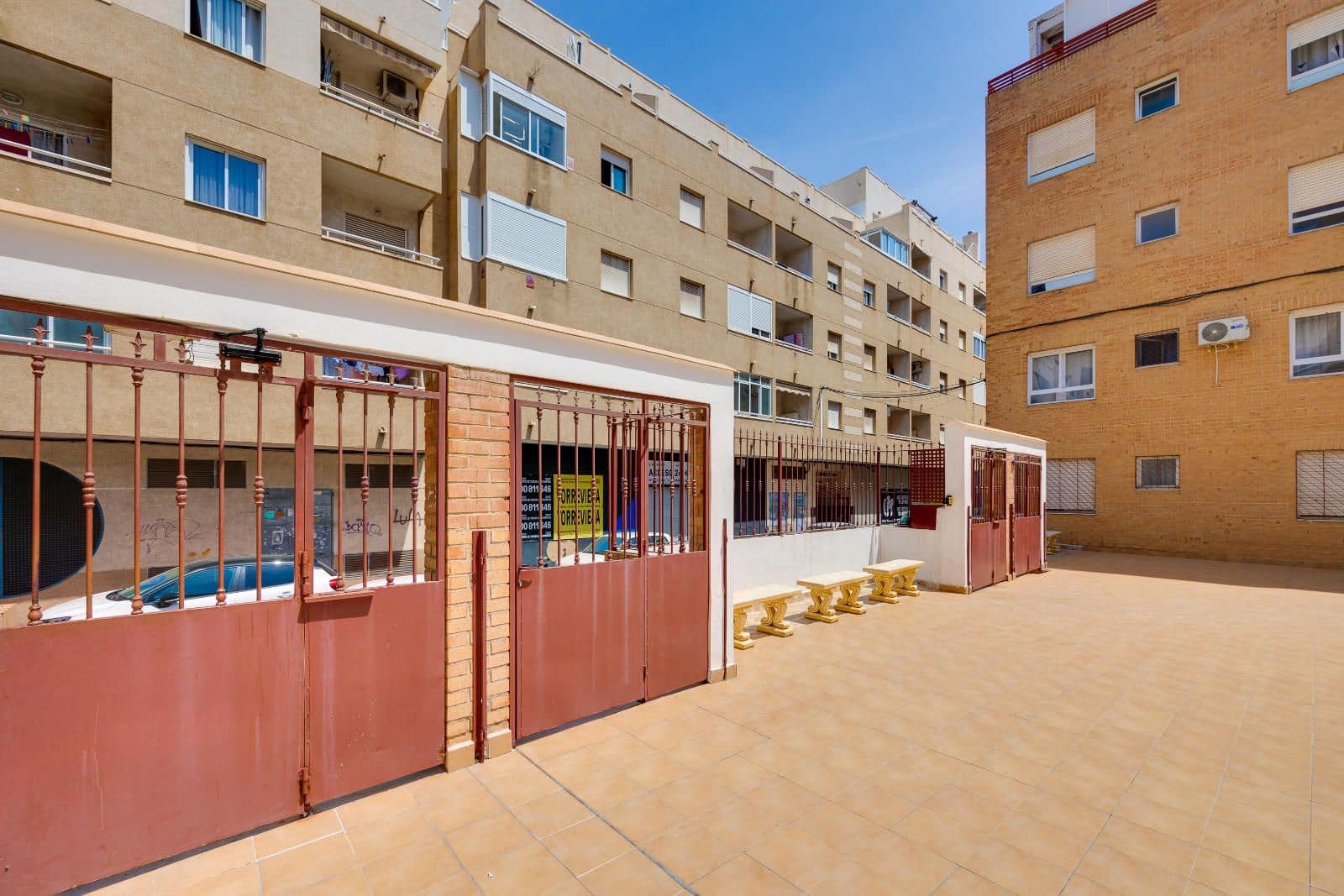 Piso de 1 habitación en Torrevieja en venta con piscina garaje - 109.969 € (Ref: 9889483)