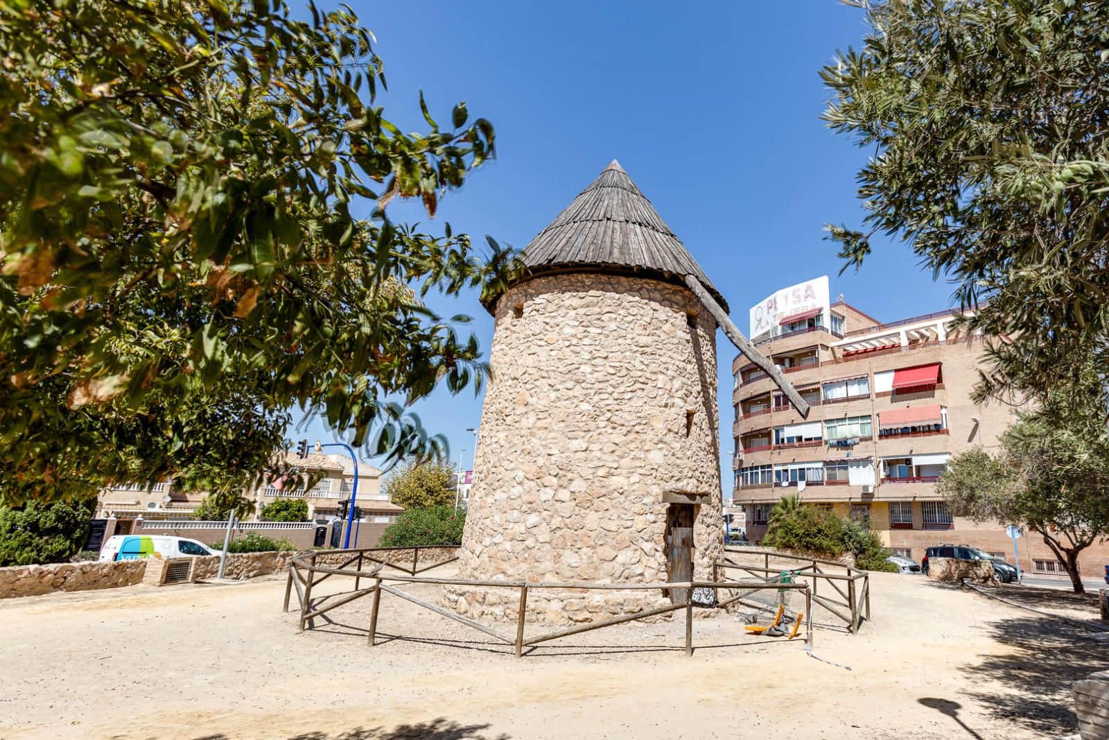 Piso de 1 habitación en Torrevieja en venta con piscina garaje - 109.969 € (Ref: 9889483)