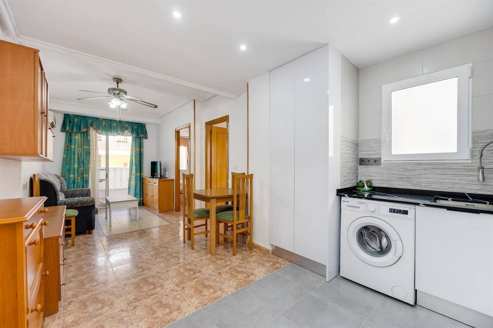 Piso de 2 habitaciones en Torrevieja en venta - 139.900 € (Ref: 9897316)