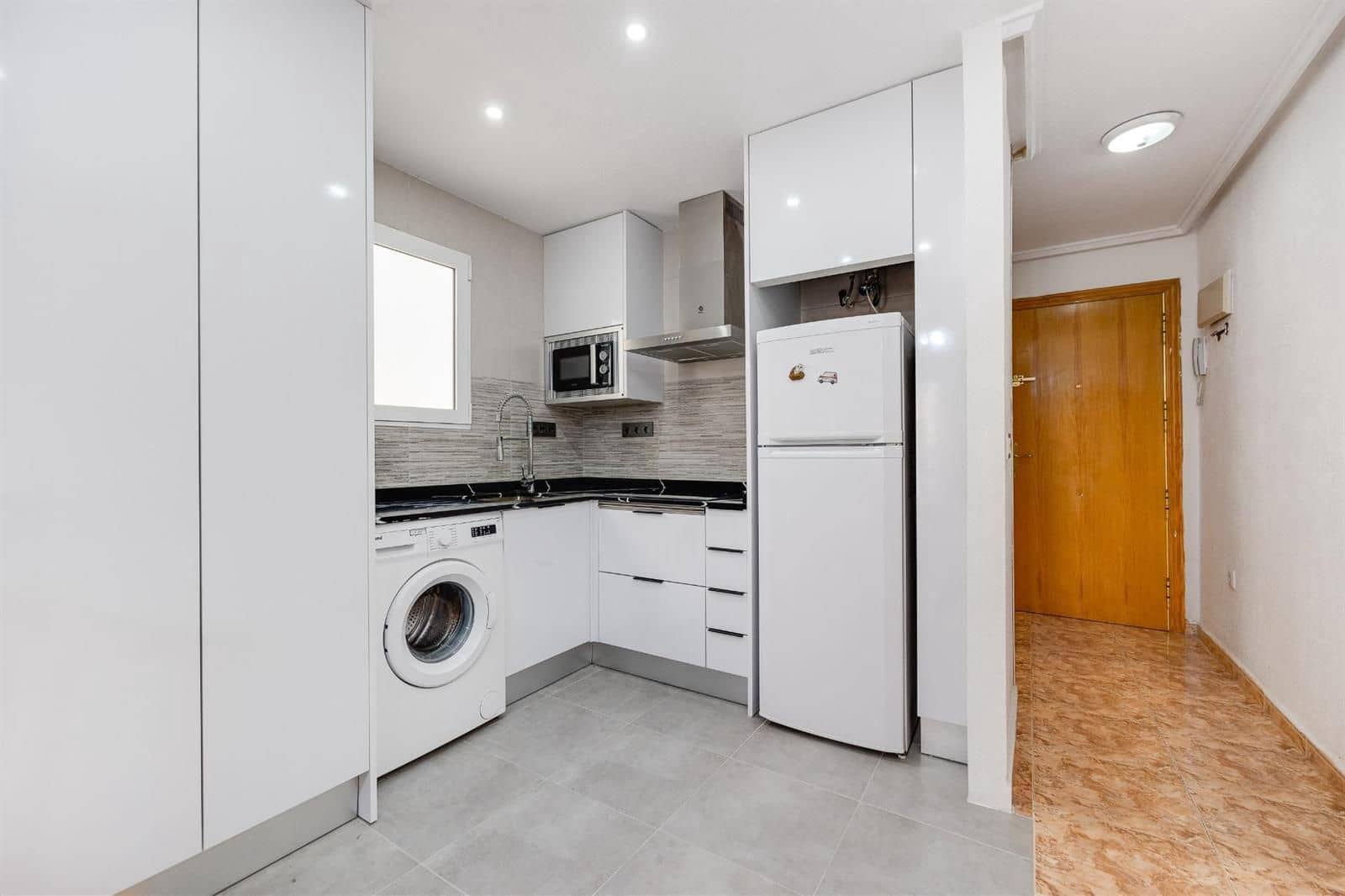 Piso de 2 habitaciones en Torrevieja en venta - 139.900 € (Ref: 9897316)